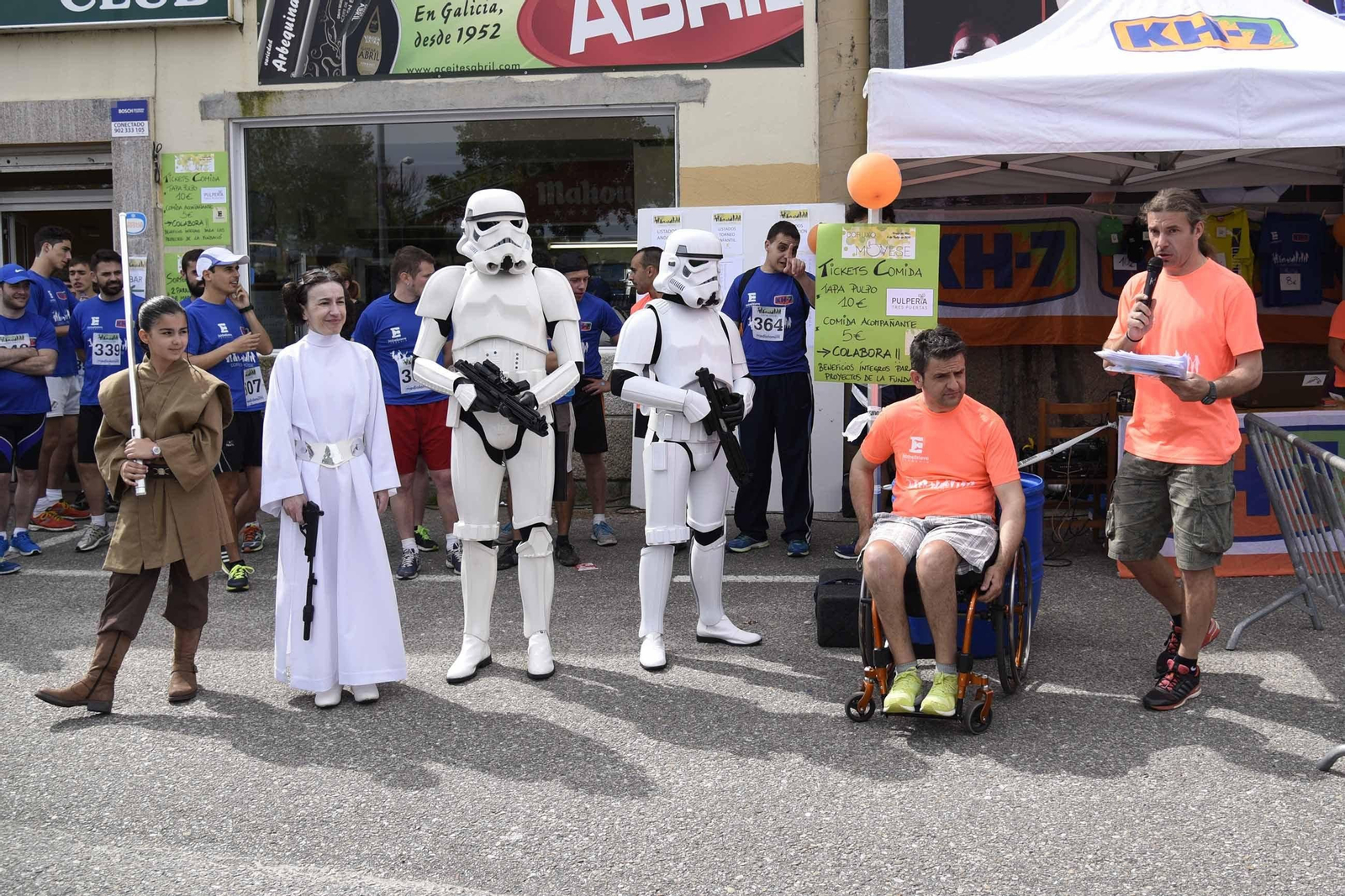 El piloto Isidre Esteve y el preparador físico Joan Rodríguez (d), acompañados por personajes de "La guerra de las galaxias".