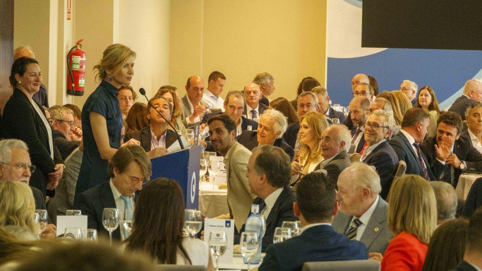 La presidenta del Círculo, María Borras, da la bienvenida a los invitados al almuerzo
