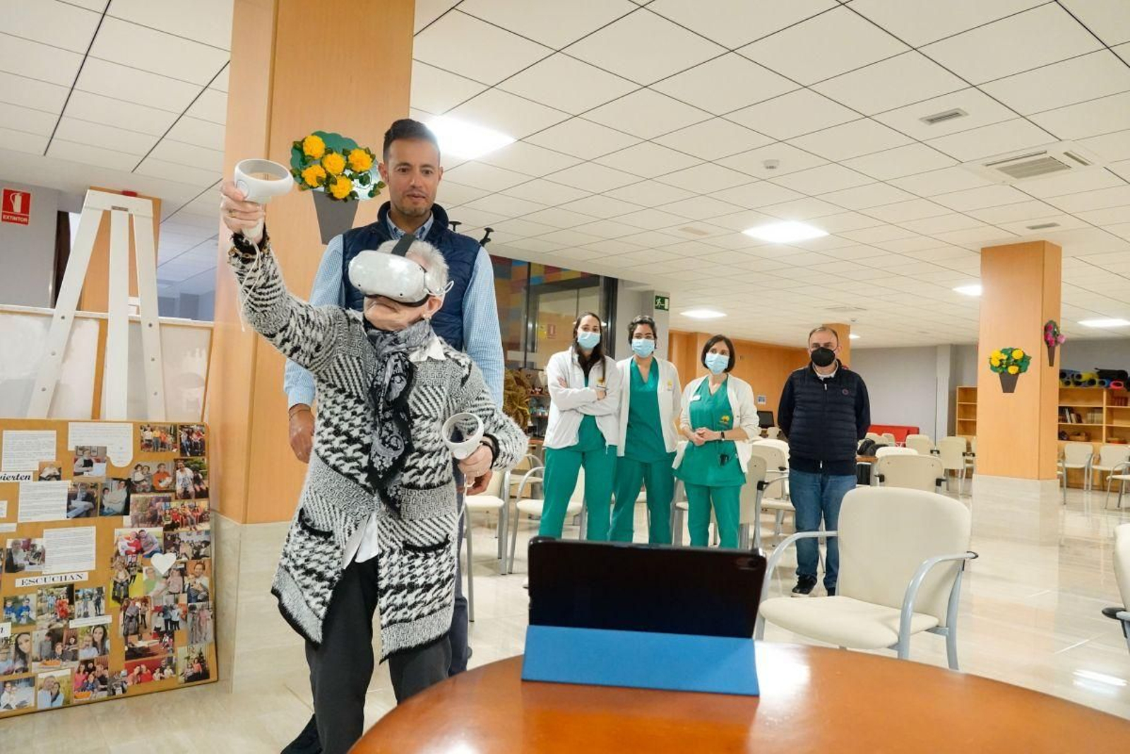 Dolores Outerelo, de 92 años, con las gafas de realidad virtual, paseó por un pueblo nevado y jugó a apagar luces: “Parece que estás en otro planeta”.