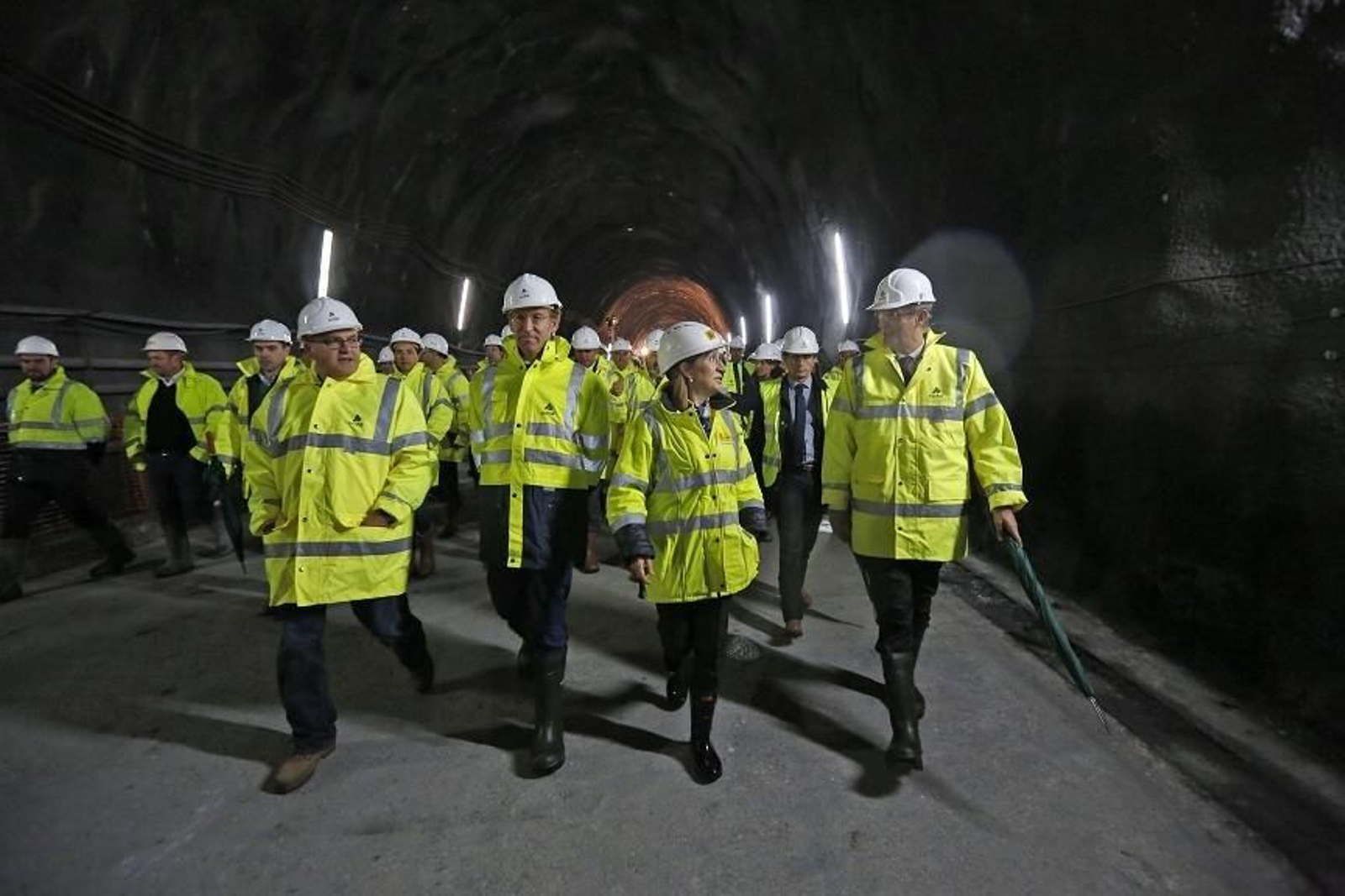 A Gudiña. 13-10-14. Provincia. Visita da Ministra Ana Pastor ós  túneles das obras do Ave na zona de Vilariño, A Gudiña e A Mezquita. Na foto a visita ó túnel de Espiño en Vilariño de Conso
Foto: Xesús Fariñas