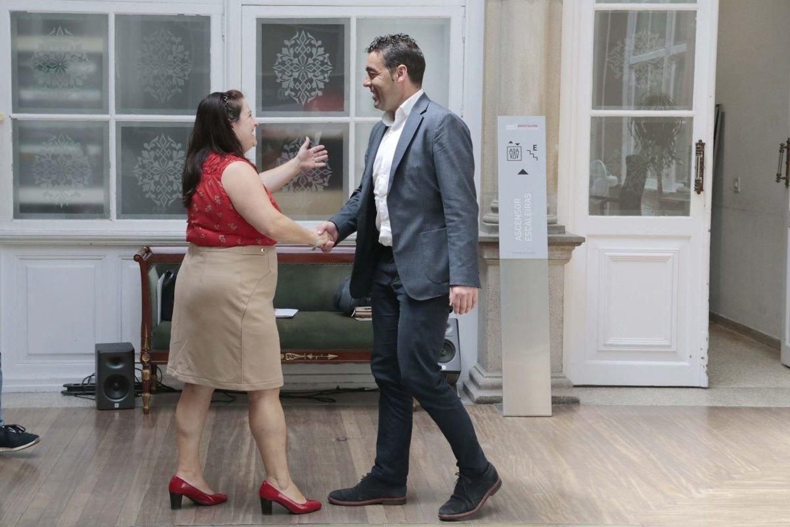 La alcaldesa de Cangas y el presidente de la Diputación a su llegada ayer por la tarde.