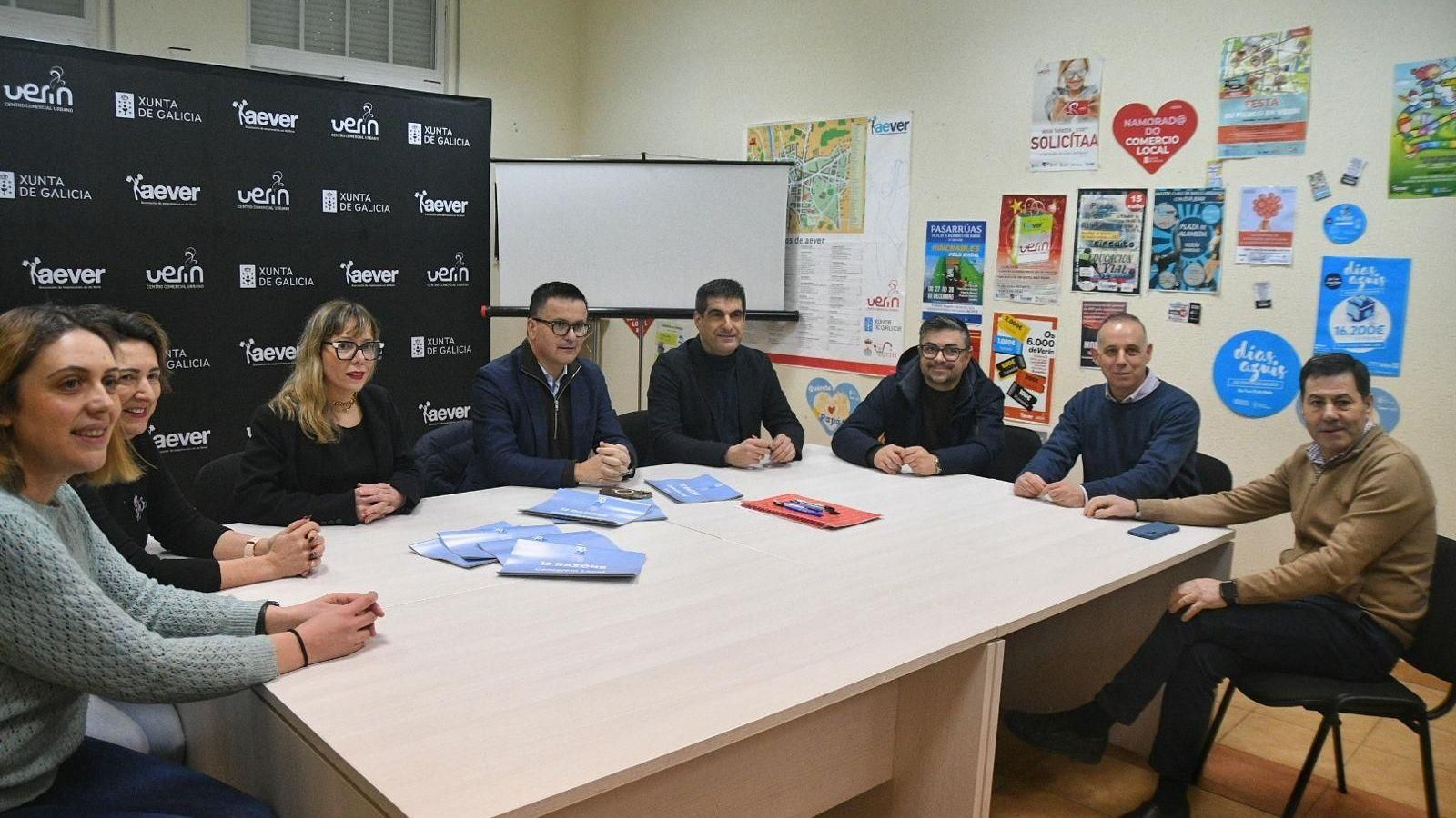 Representantes institucionais, a nova directiva de Aever e a saínte reuníronse  na seda da entidade en Verín.