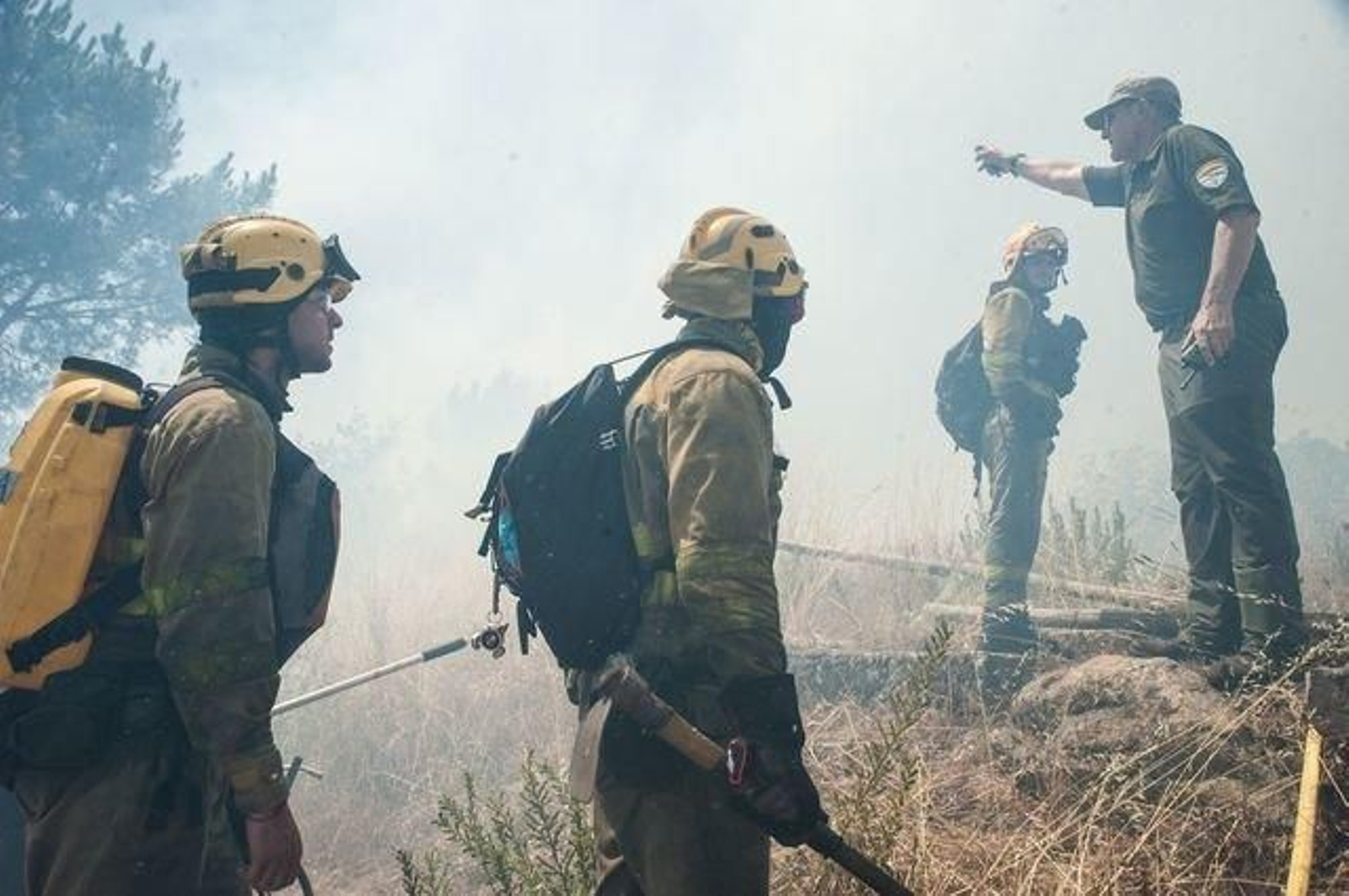 Brigadistas apagando un incendios en Vilar de Astrés, en 2017.