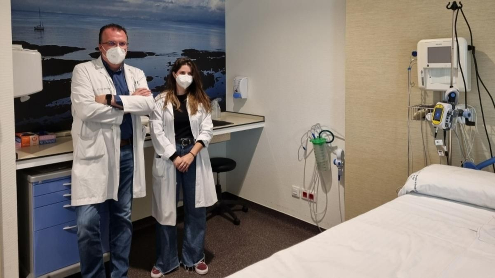 Los ginecólogos Carlos López y Elena Marín, en el Cunqueiro.