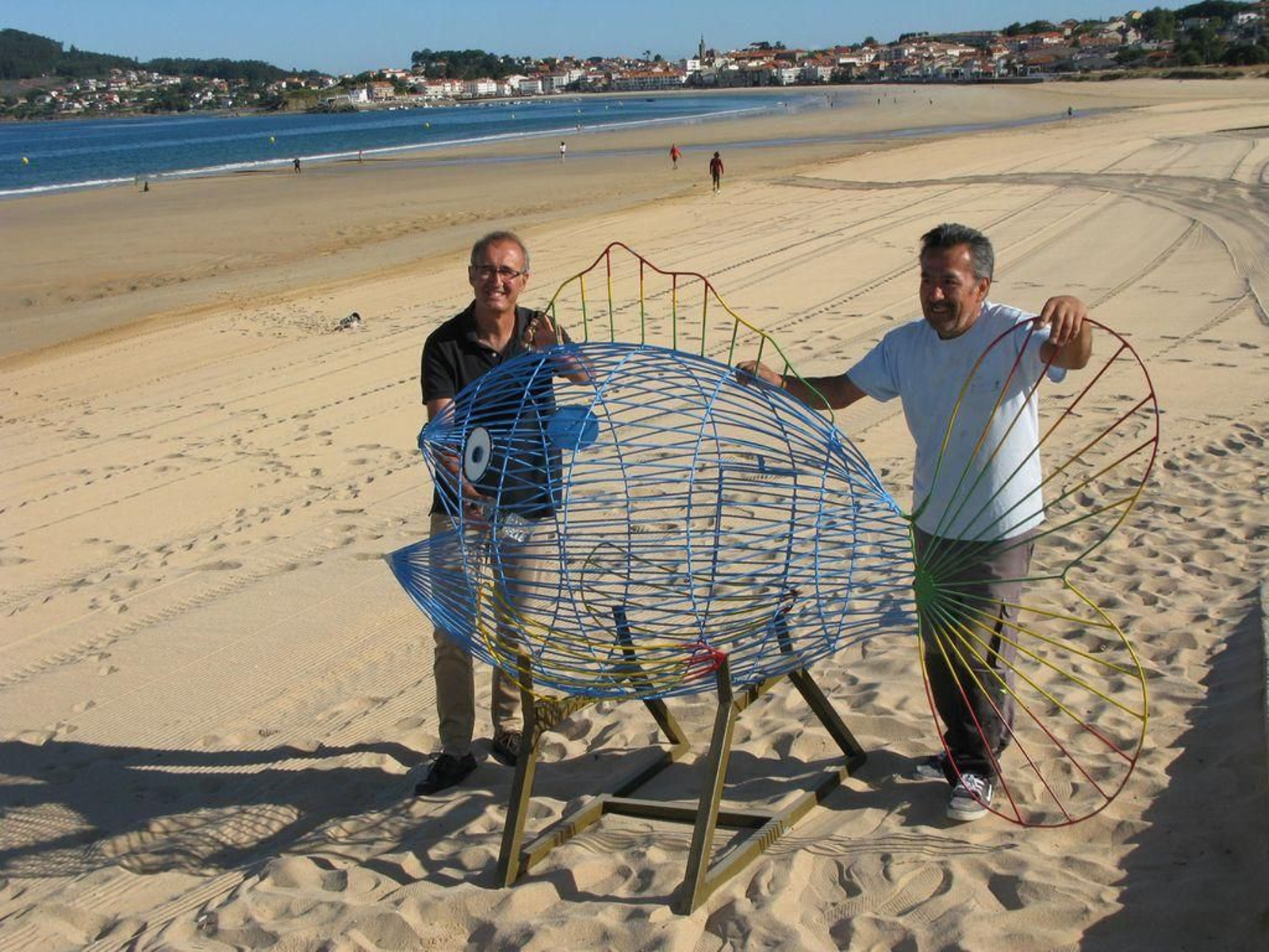 El alcalde Juan González y el artista René de la Jara en la mañana de ayer en Playa América.