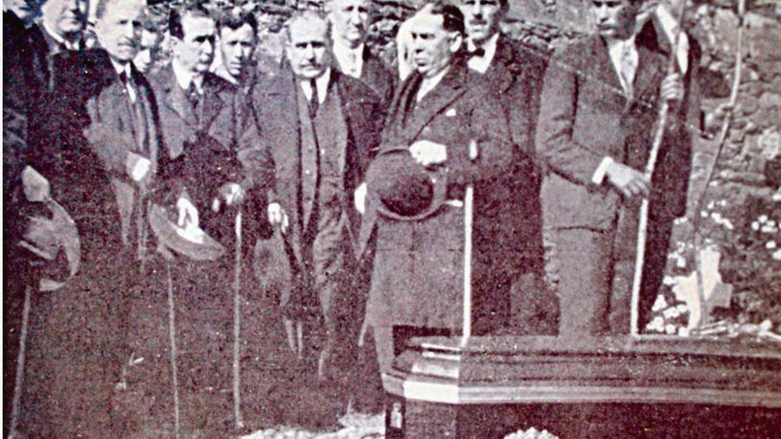 SADA.- O alcalde da Coruña mailos representantes da Prensa e a inteletualidade coruñesa no intre de dárselle sepultura aos restos mortais da ilustre poeta dona Filomena Dato Muruais. Fa. Nuñez Díaz. (Fonte «Vida Gallega» nº 298 de 10-marzo.1926).