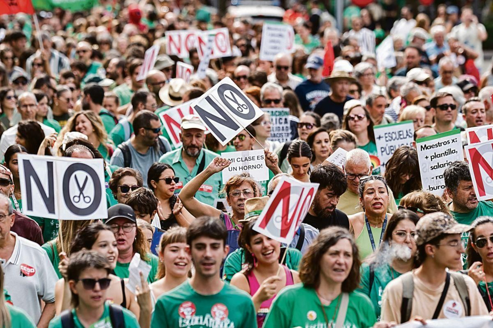 Numerosas personas durante la manifestación en apoyo al sistema educativo público en Madrid.
