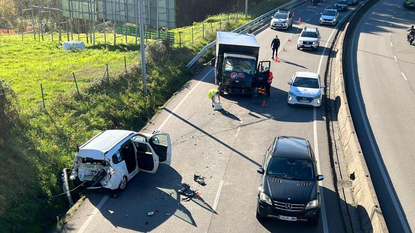 Brutal accidente entre un taxi y un camión en la avenida Arquitecto Palacios. // Alberte