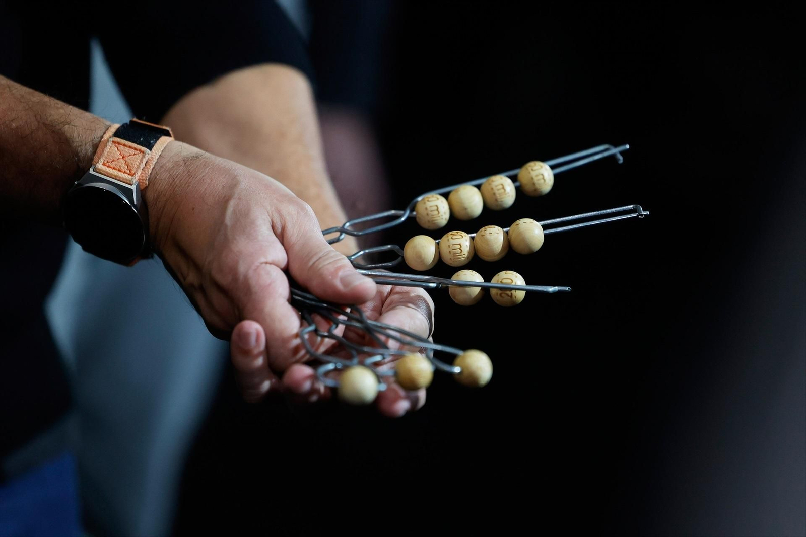 Trabajadores preparan los las bolas que van en los bombos de la lotería nacional en el Teatro Real de Madrid, a 12 de diciembre de 2025, en Madrid (España).