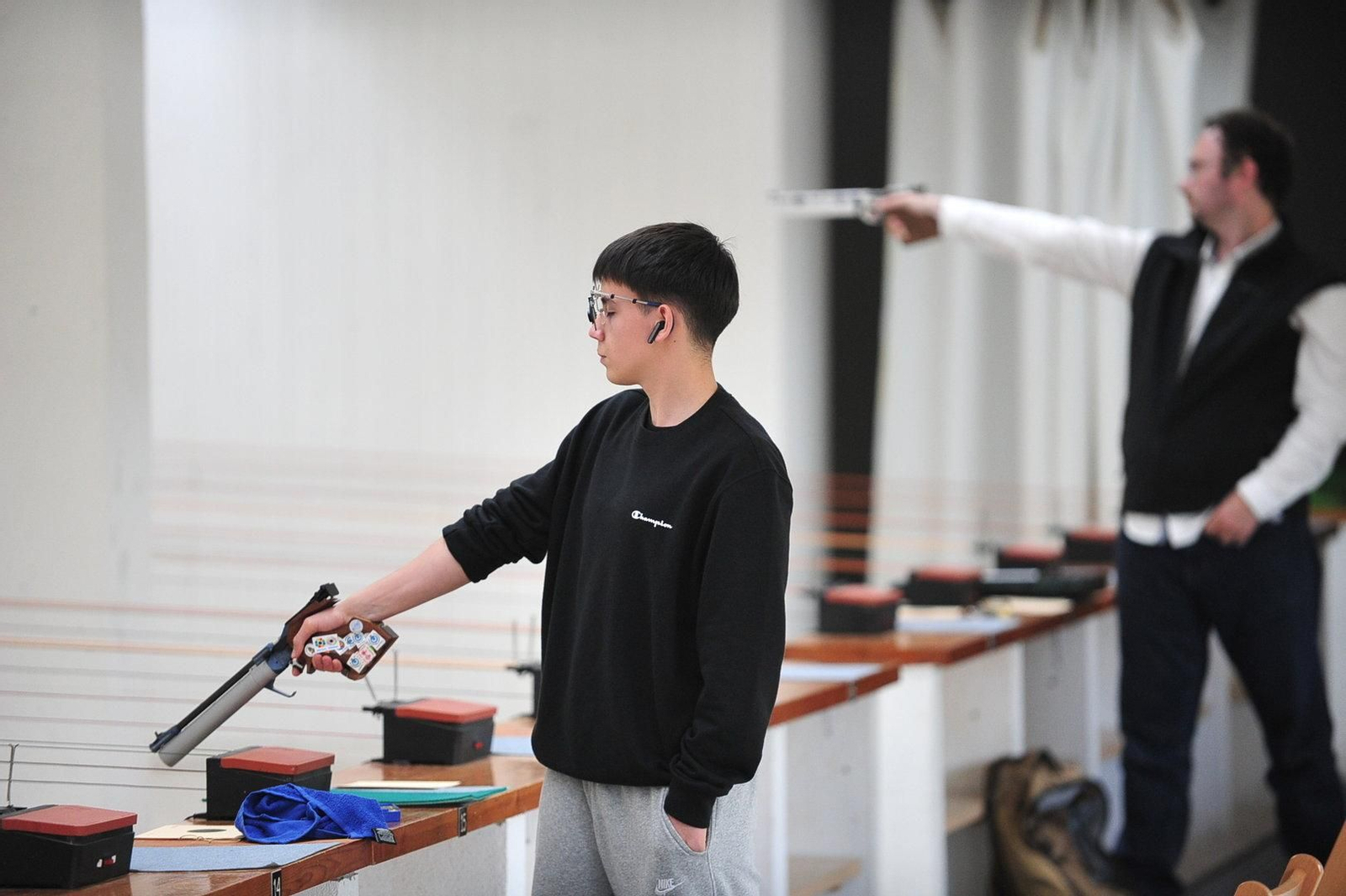 Elevando el arma para probar suerte.