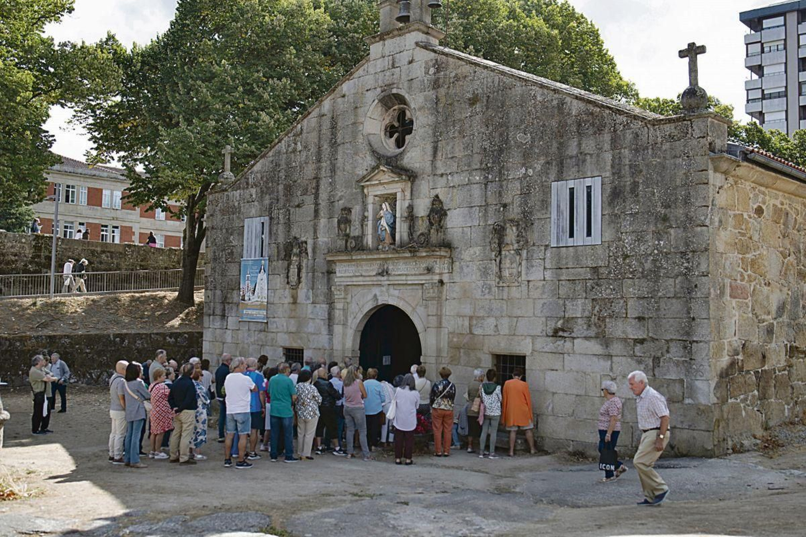 La ermita se quedó pequeña para acoger a los asistentes.