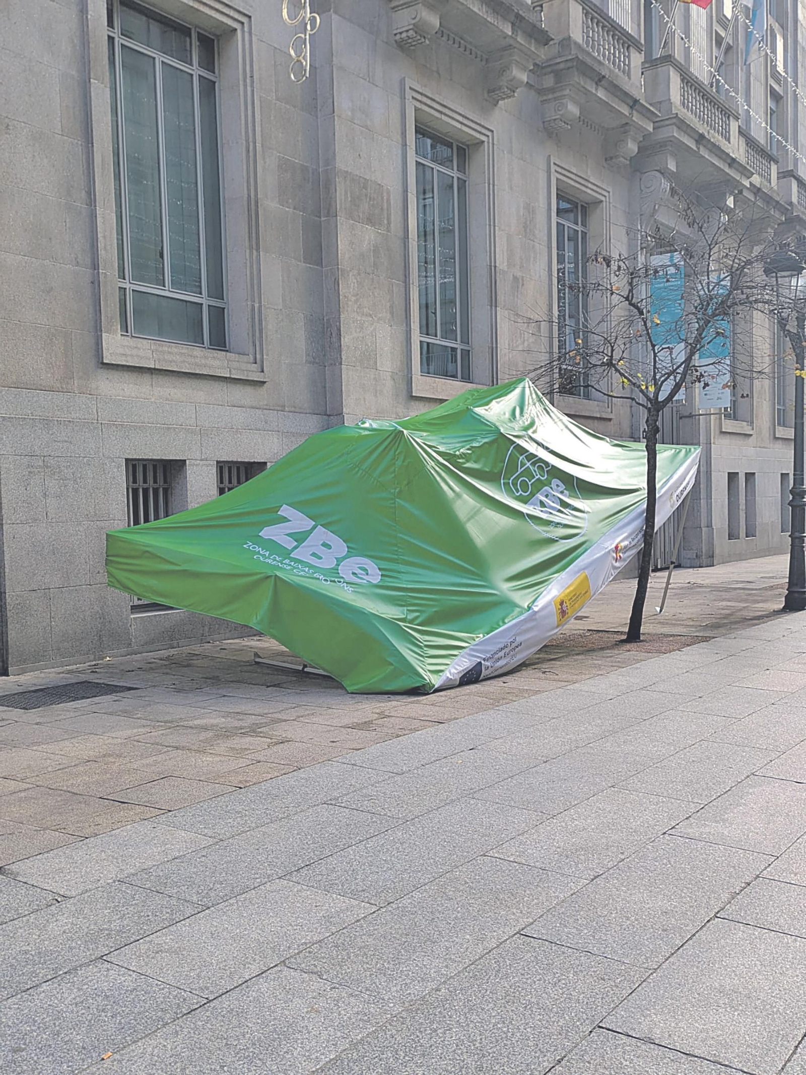 El puesto de información de la ZBE amaneció derribado el día de Navidad.