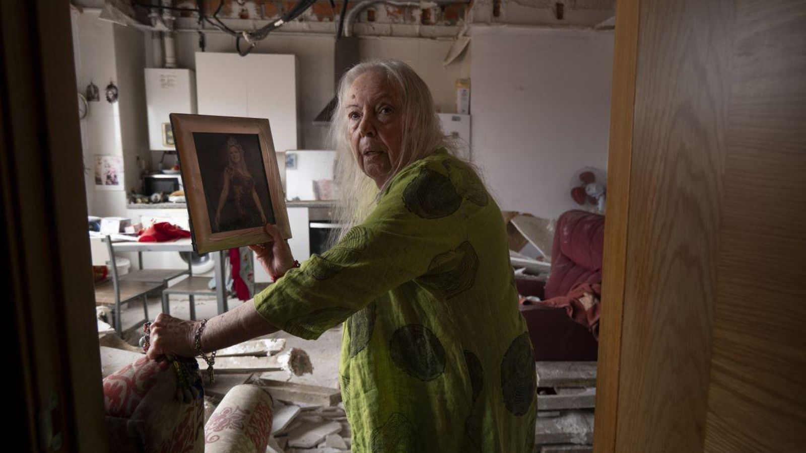 La vecina de Barbadás sostiene la fotografía de una nieta rescatada de los escombros.