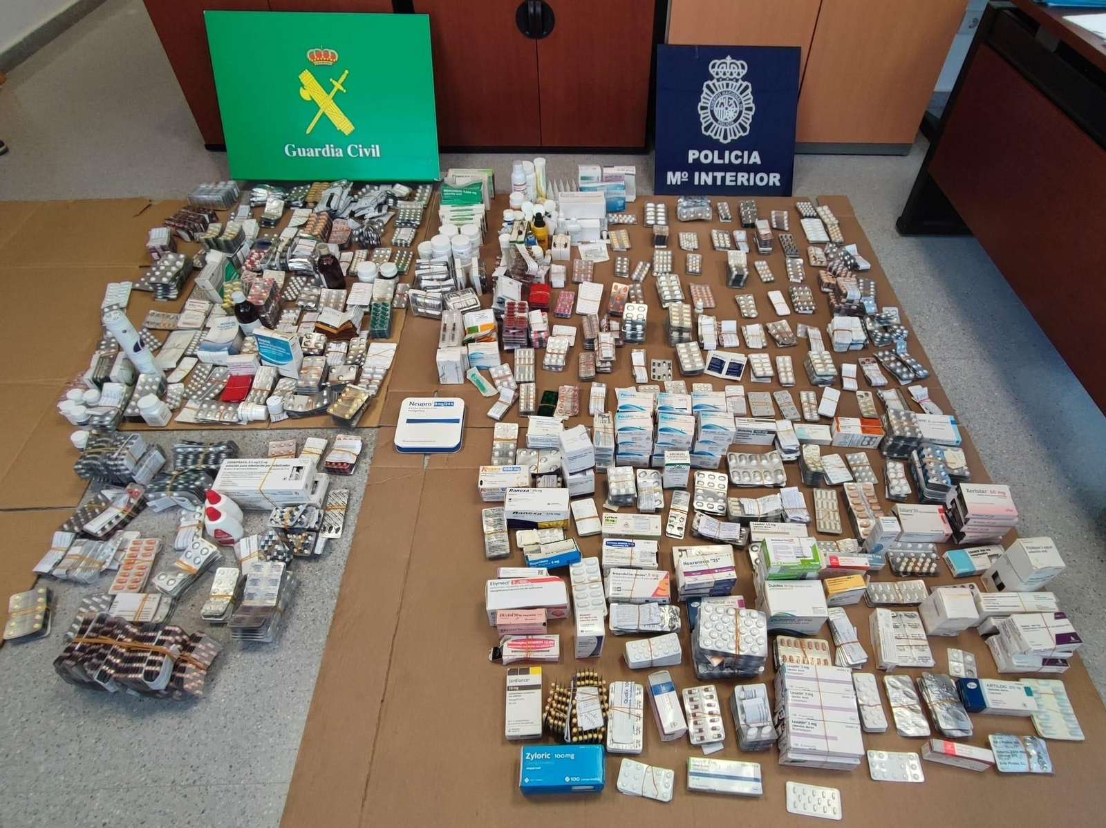 Medicamentos incautados por los investigadores.