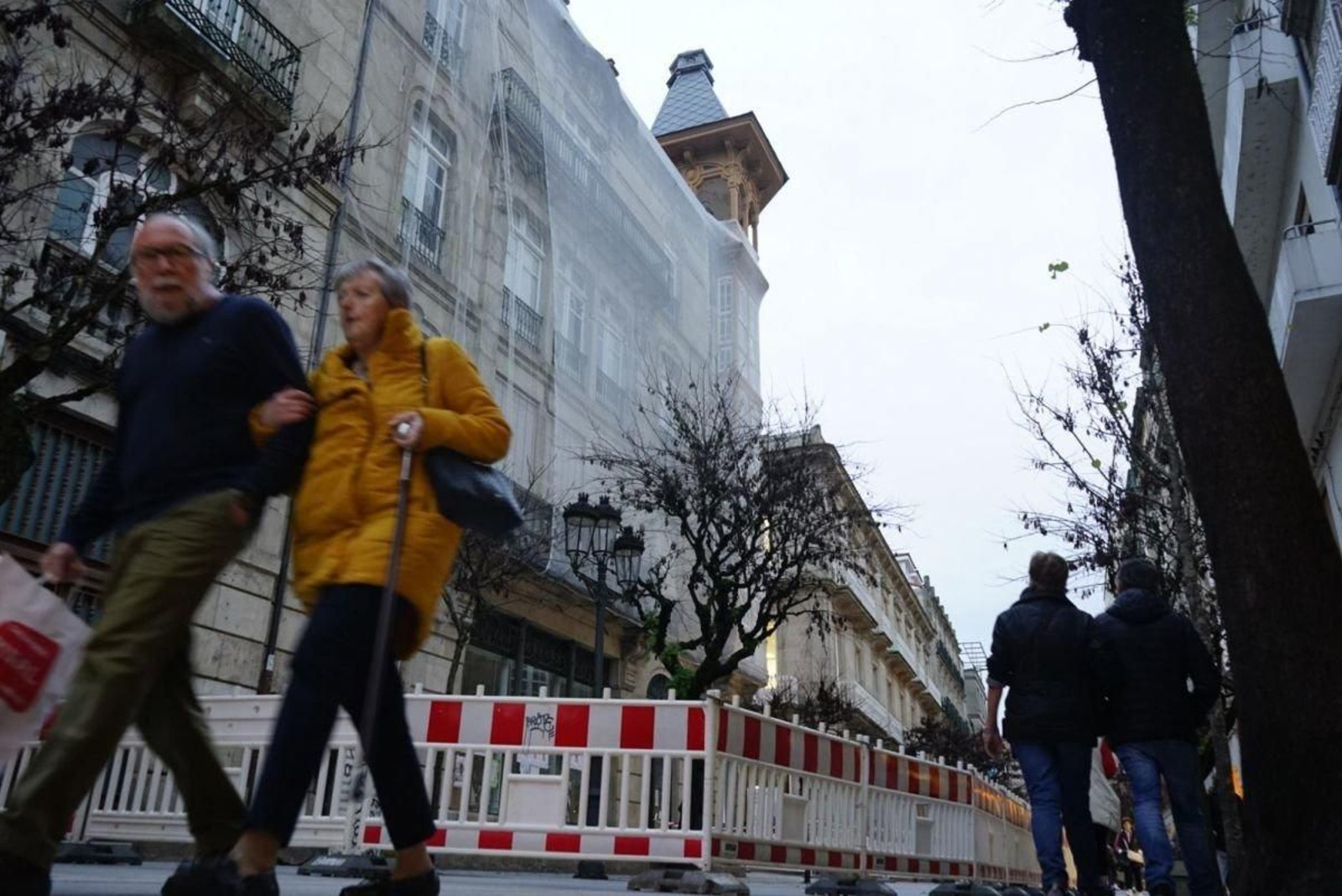 El edificio del antiguo hotel Miño, ayer ya sin pararrayos en el templete.
