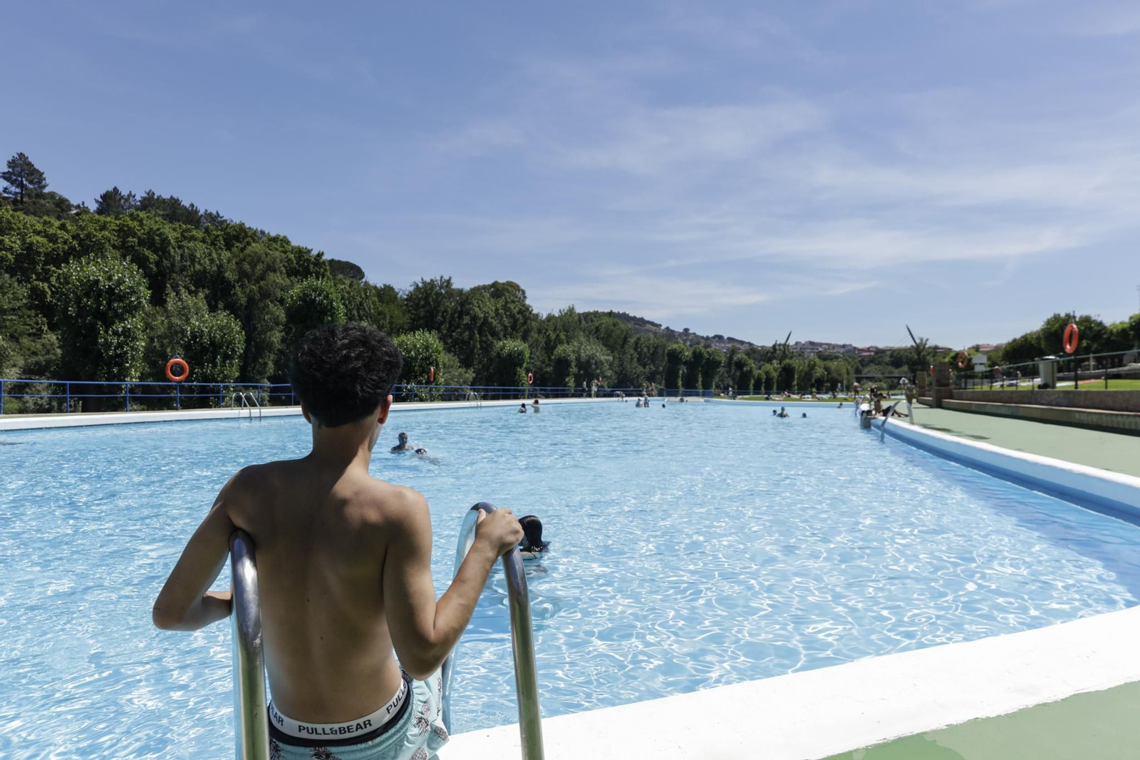 Galería | Primera jornada de las piscinas de Oira abiertas en el día más caluroso del 2026 en Ourense