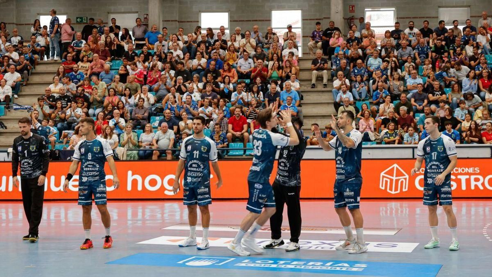 Los jugadores del conjunto morracense se saludan antes del encuentro en O Gatañal.