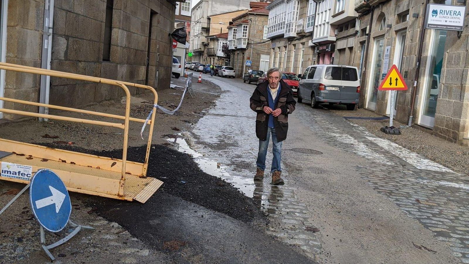 Los peatones sortean señales, puentes que conectan portales con la calle y baches