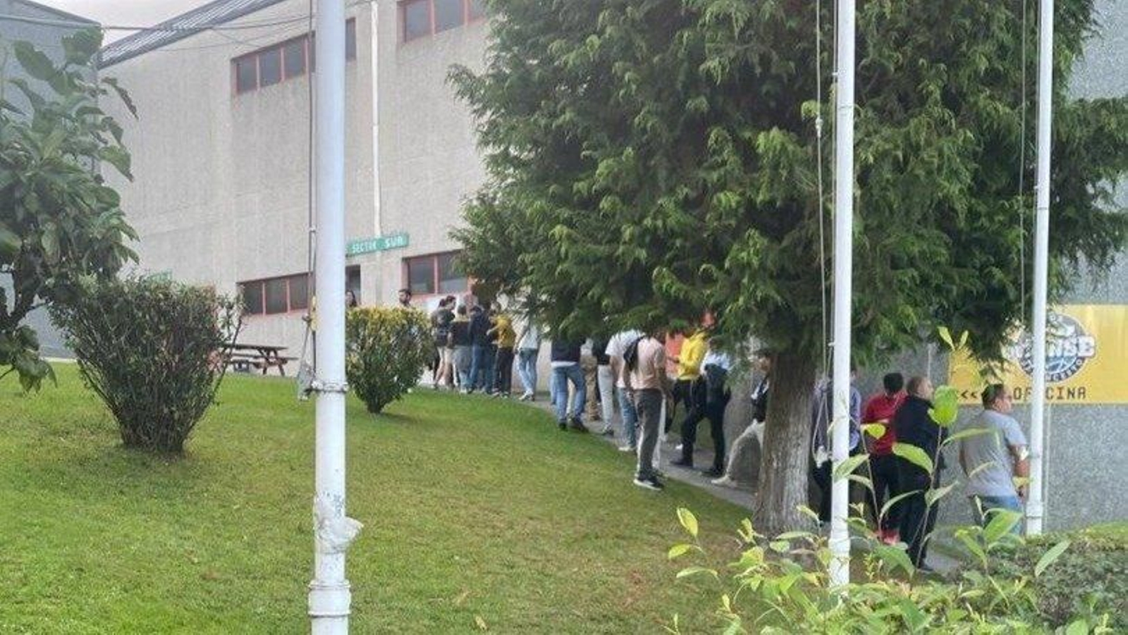 Colas en el Pazo para adquirir entradas para el COB.