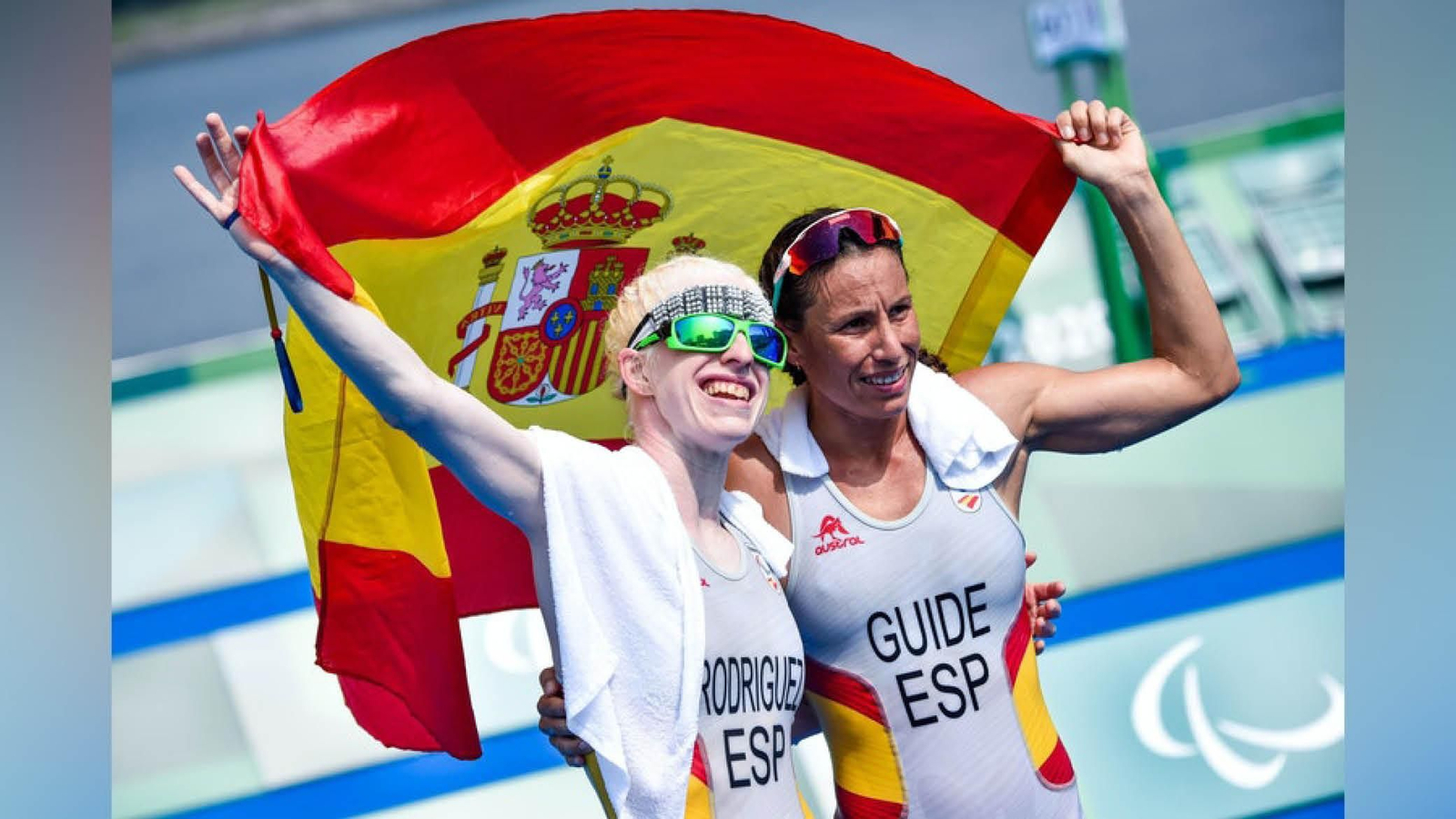 La triatleta viguesa se proclamó campeona paralímpica en Tokio junto a su guía Sara Loehr.