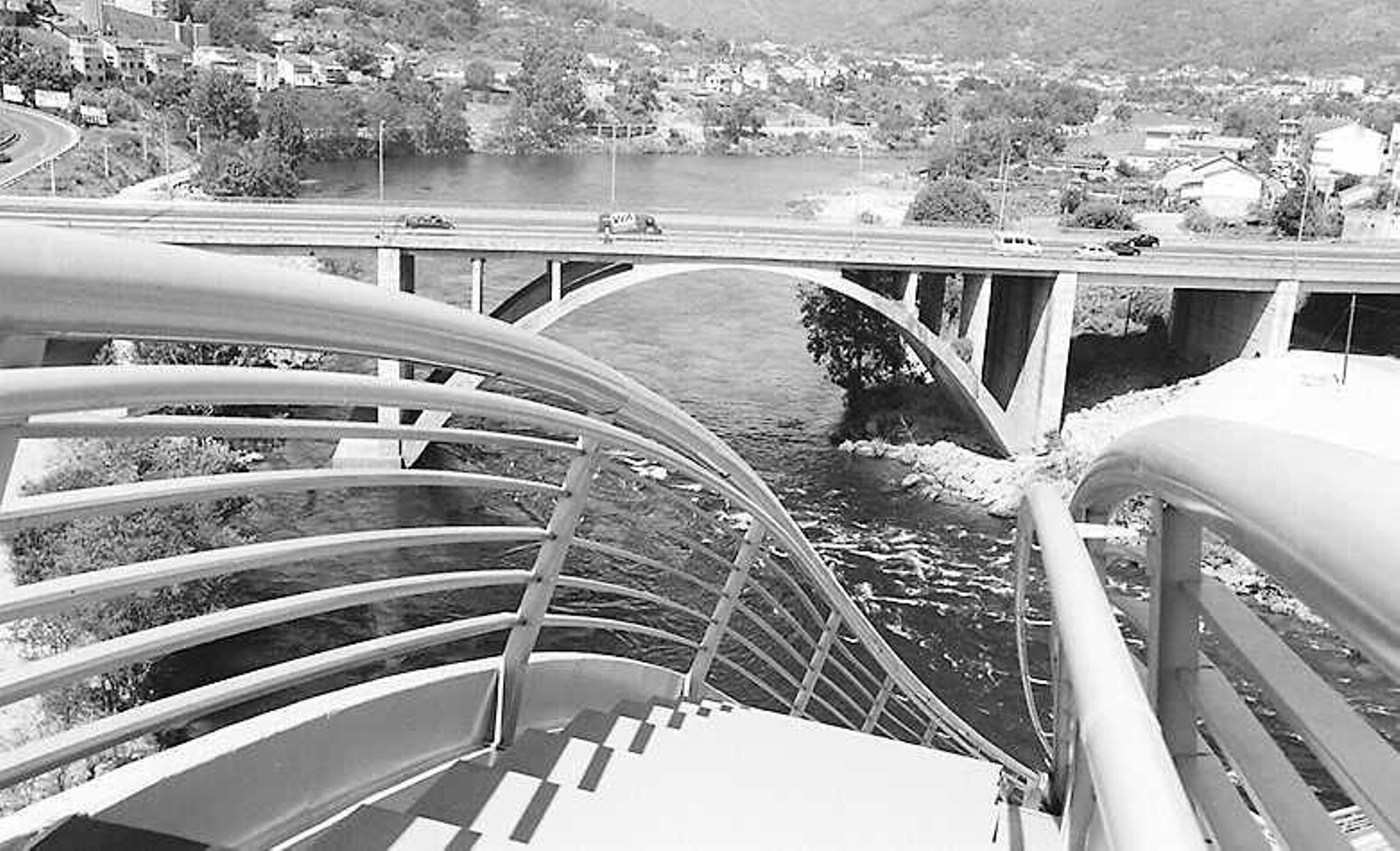 La construcción del emblemático Puente del Milenio hace 25 años cambiaba el skyline de Ourense, en fotos