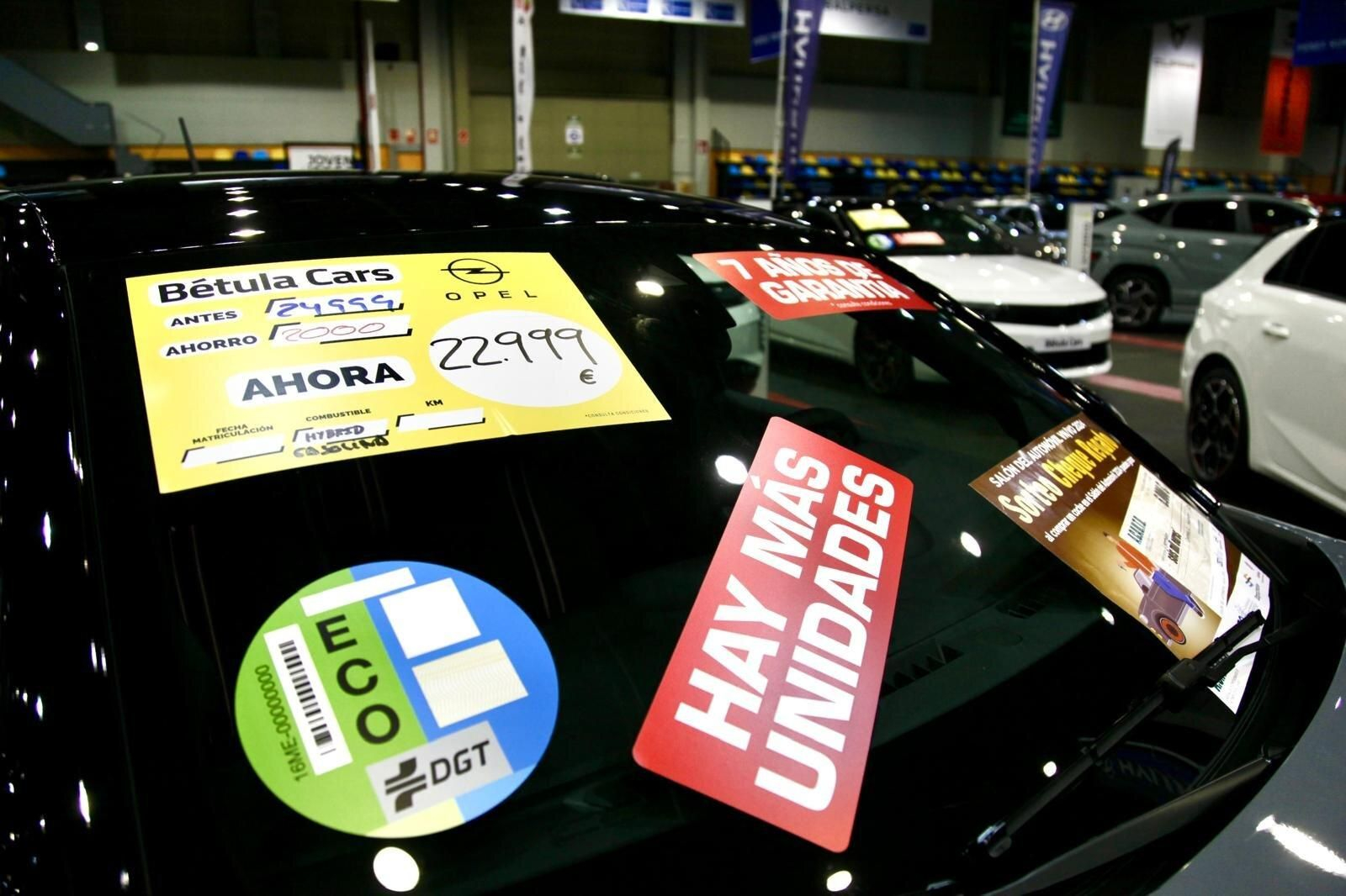 Carteles con ofertas sobre un coche presentado en el XV Salón del Automóvil en Ourense.