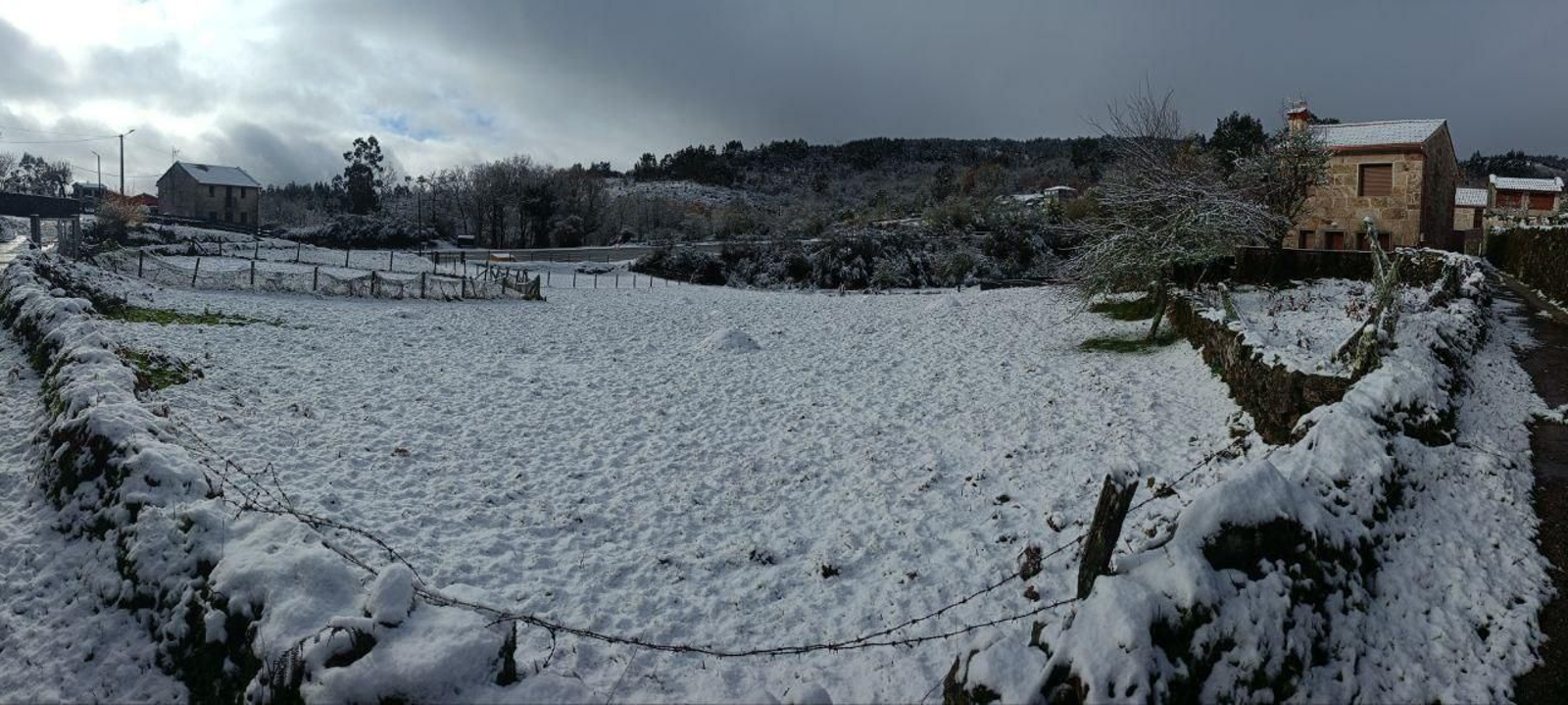 Galería | La nieve da la bienvenida al invierno en A Cañiza