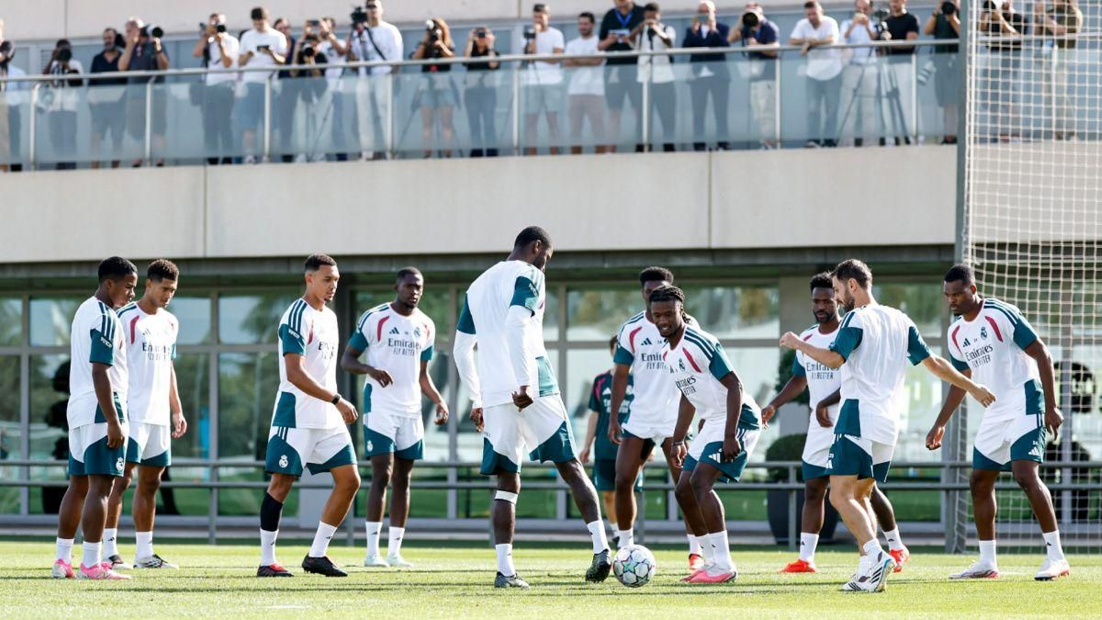 Varios jugadores merengues en la sesión de entrenamiento de ayer.