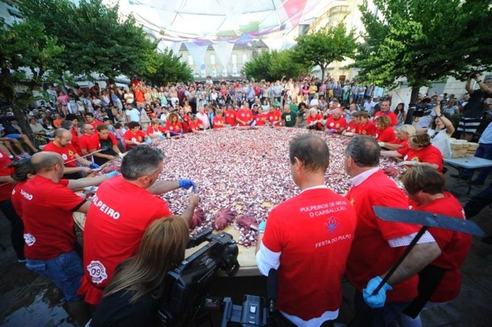 La elaboración de la tapa de pulpo más grande del mundo en Carballino 19