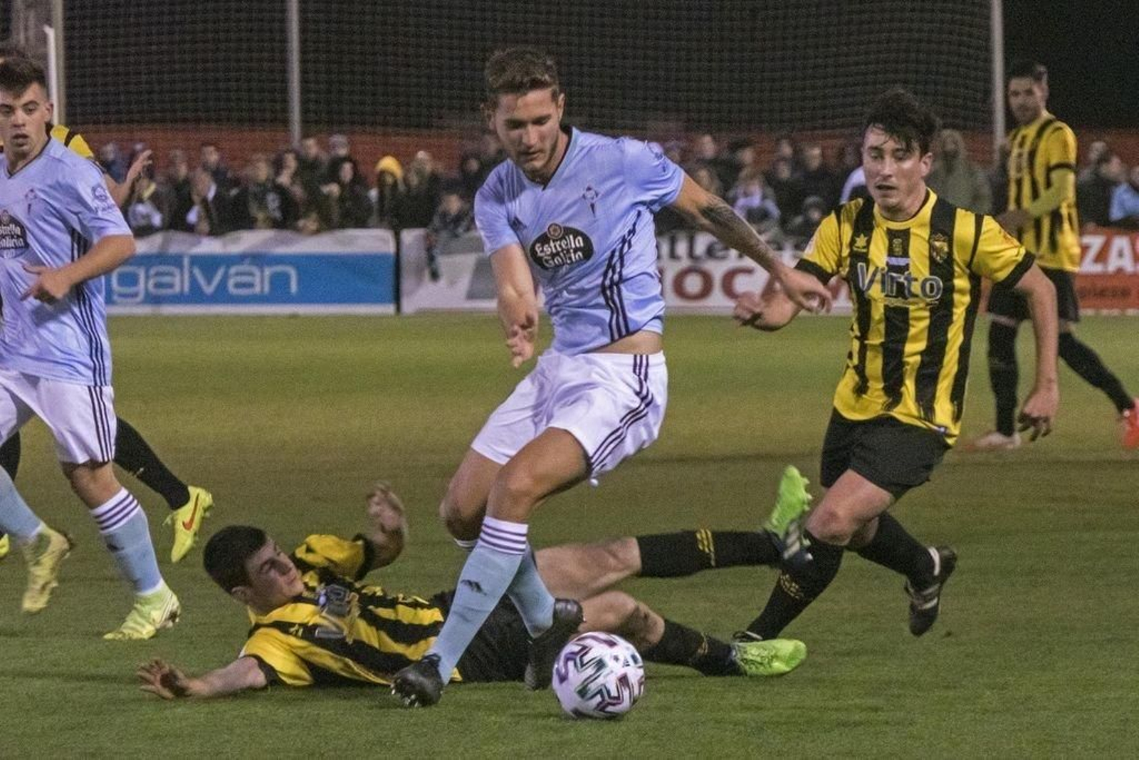 Jorge Sáenz acabó el partido lesionado tras disfrutar de sus primeros minutos con Óscar García Junyent.