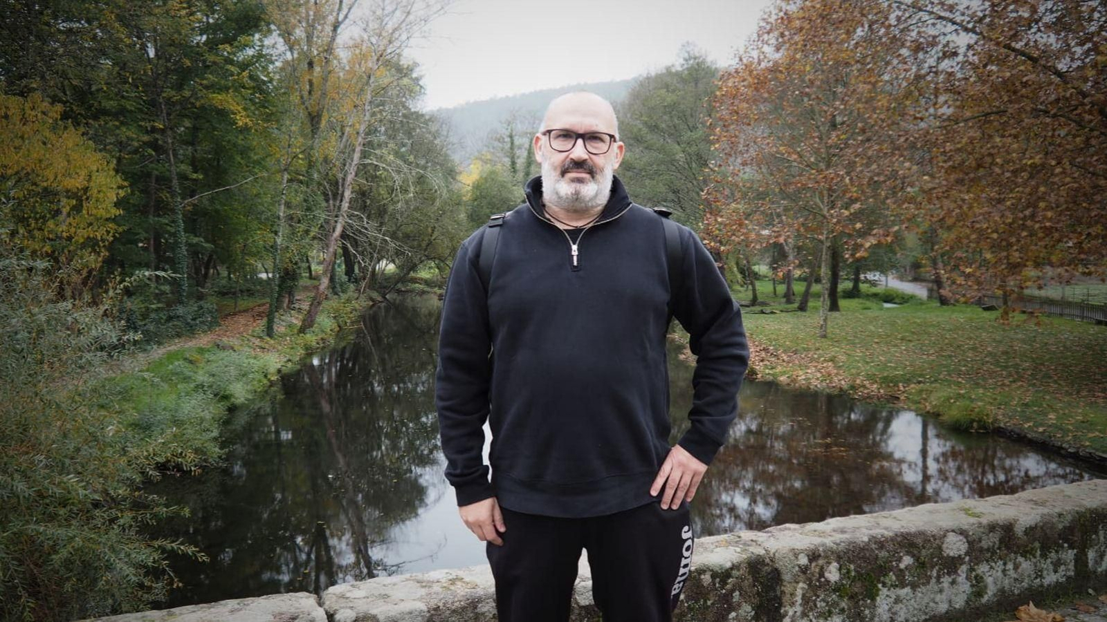 O sevillano Joaquín Jiménez Muñiz, máis coñecido como "Xocas", posa en Matamá na ponte sobre o Támega.