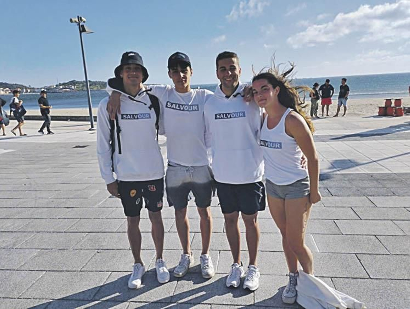La representasción del Club Salvour en la cita autonómica que se desarrolló en la playa de Ézaro.
