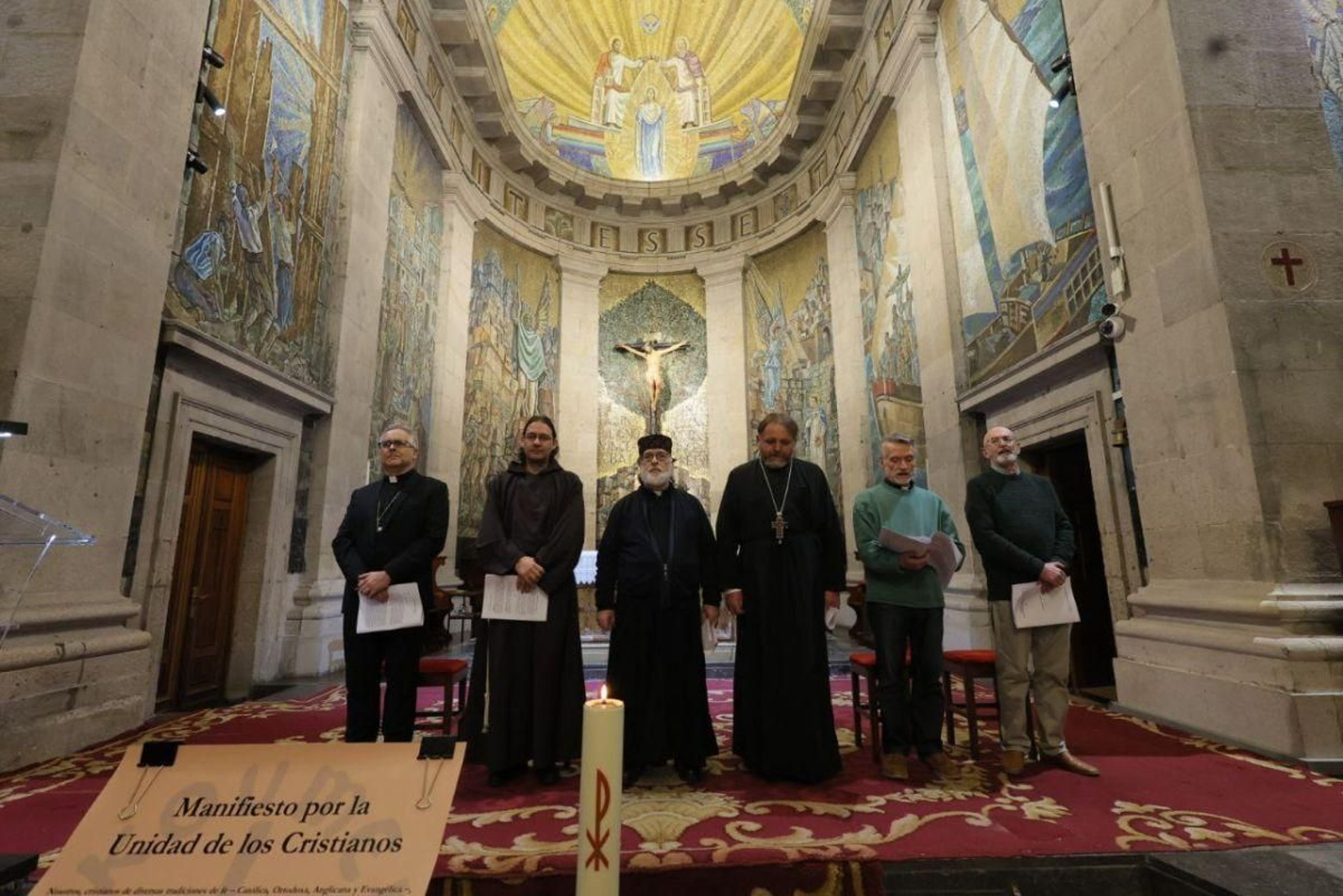 El obispo Antonio Valín, el padre Enrique García, los popes Dámaso Alonso y Basile, el rector Javier Akerman y el pastor Davide Salgado, en la Concatedral.