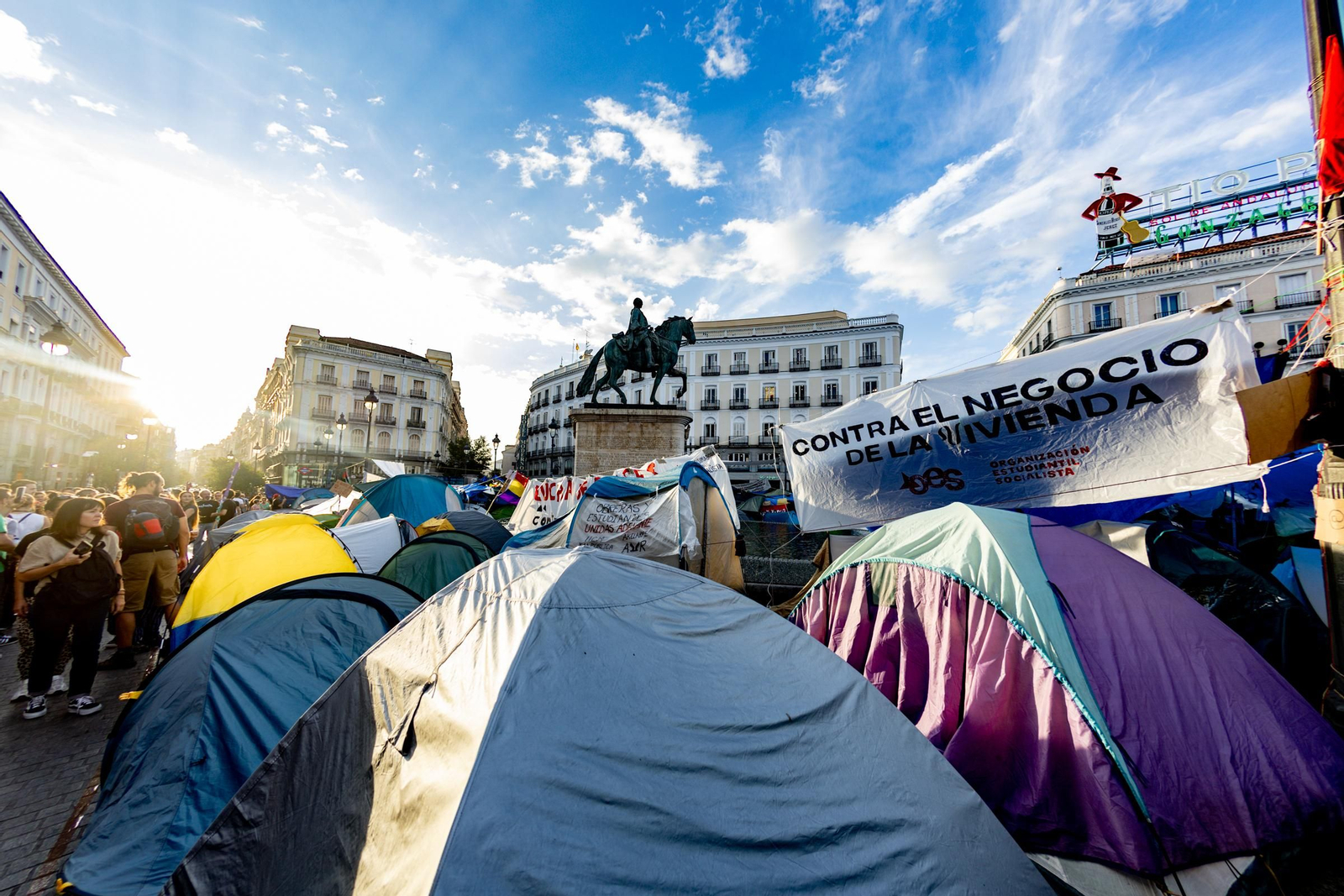 Galería | La acampada de Sol por una vivienda digna se sigue extendiendo y los congregados insisten en esta medida de presión