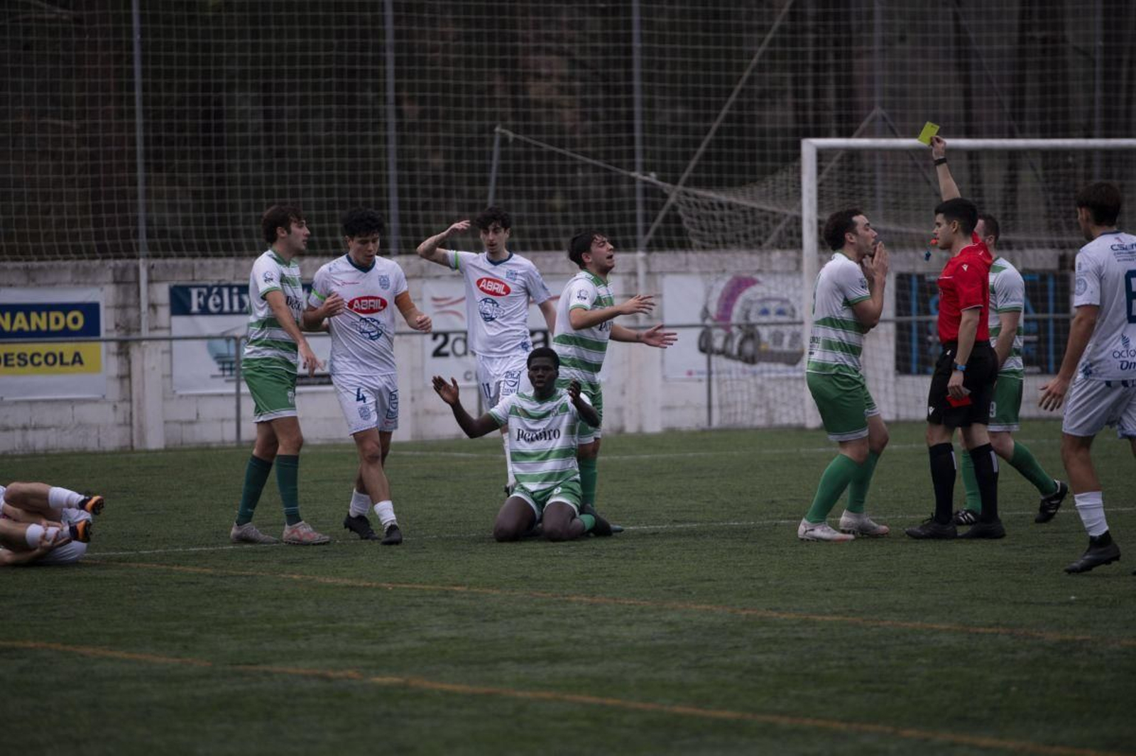 Rucho le pide explicaciones al árbitro Martín Pérez, que amonesta a un jugador del Melias.