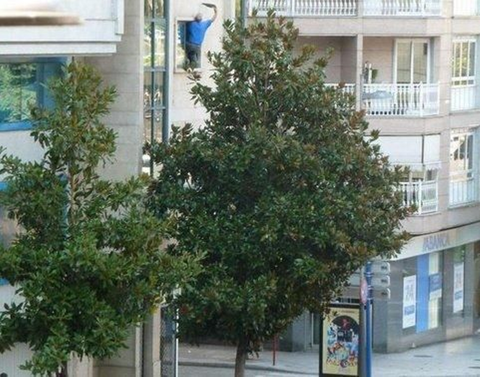 El trabajador, a diez metros de altura sobre Curros Enríquez sin seguridad. (@_Oscar_Sanchez)