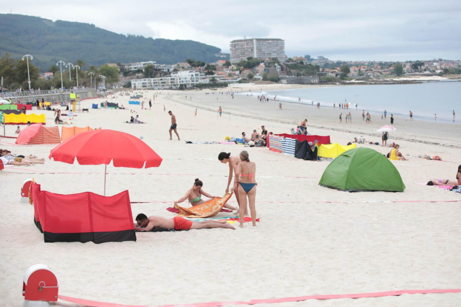 Samil, con las parcelas extendidas y poco público en la arena y el mar.
