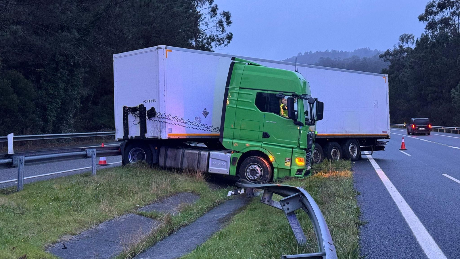 El camión, atravesado en la A-52 a la altura de Ponteareas.