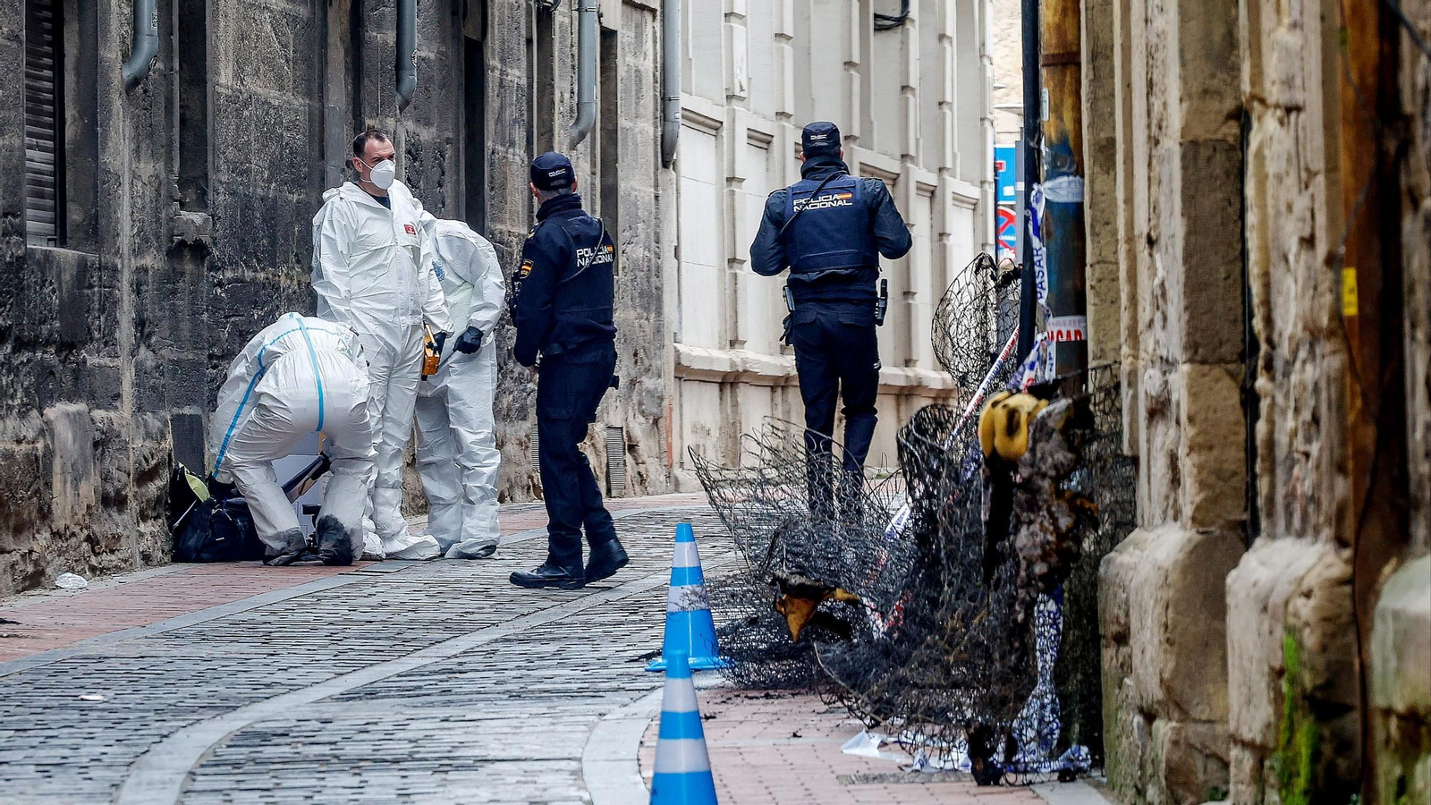 Agentes de la Policía Nacional trabajan en el lugar de los hechos, a 11 de marzo de 2026, en Miranda de Ebro, Burgos, Castilla y León