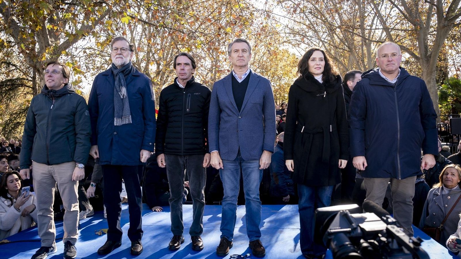 El alcalde de Madrid, José Luis Martínez-Almeida, el expresidente del Gobierno, Mariano Rajoy, el expresidente del Gobierno, José María Aznar, el presidente del Partido Popular, Alberto Núñez Feijóo, la presidenta de la Comunidad de Madrid, Isabel Díaz Ayuso, el secretario general del PP, Miguel Tellado, durante la concentración contra la corrupción del Gobierno convocada por el PP