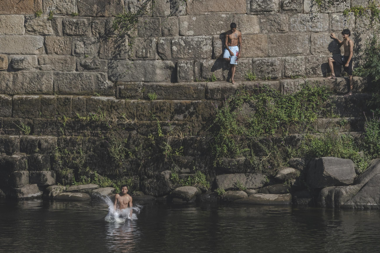 Galería | Chapuzones de alto riesgo desde el Puente Viejo al Miño, en fotos