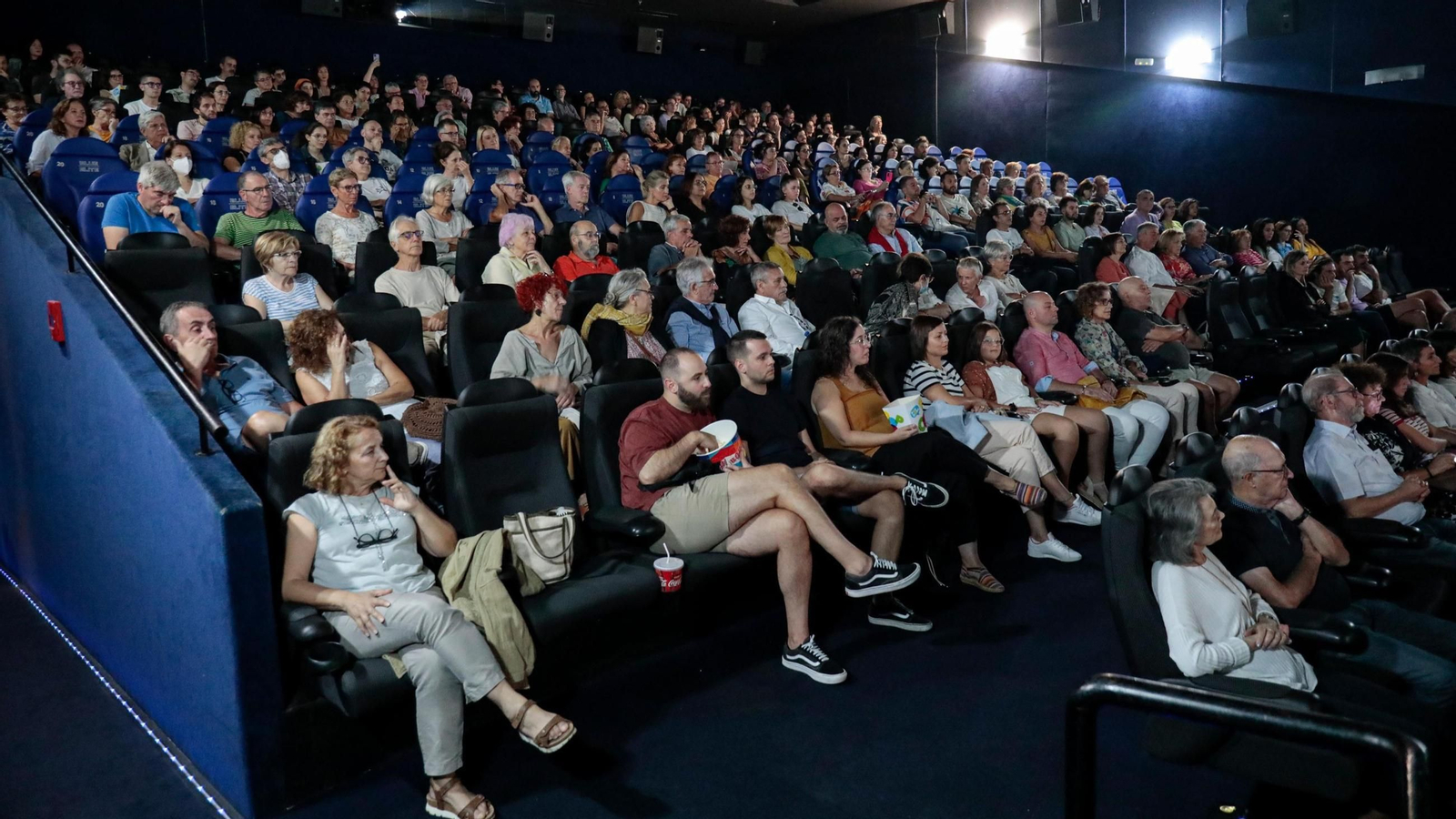 Espectadores sentados en las butacas de una sala de los Cines Tamberlick, en Vigo.