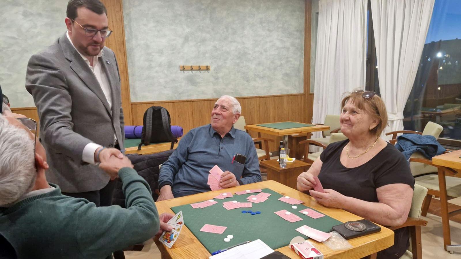 Barbón saludando a los usuarios de la Casa