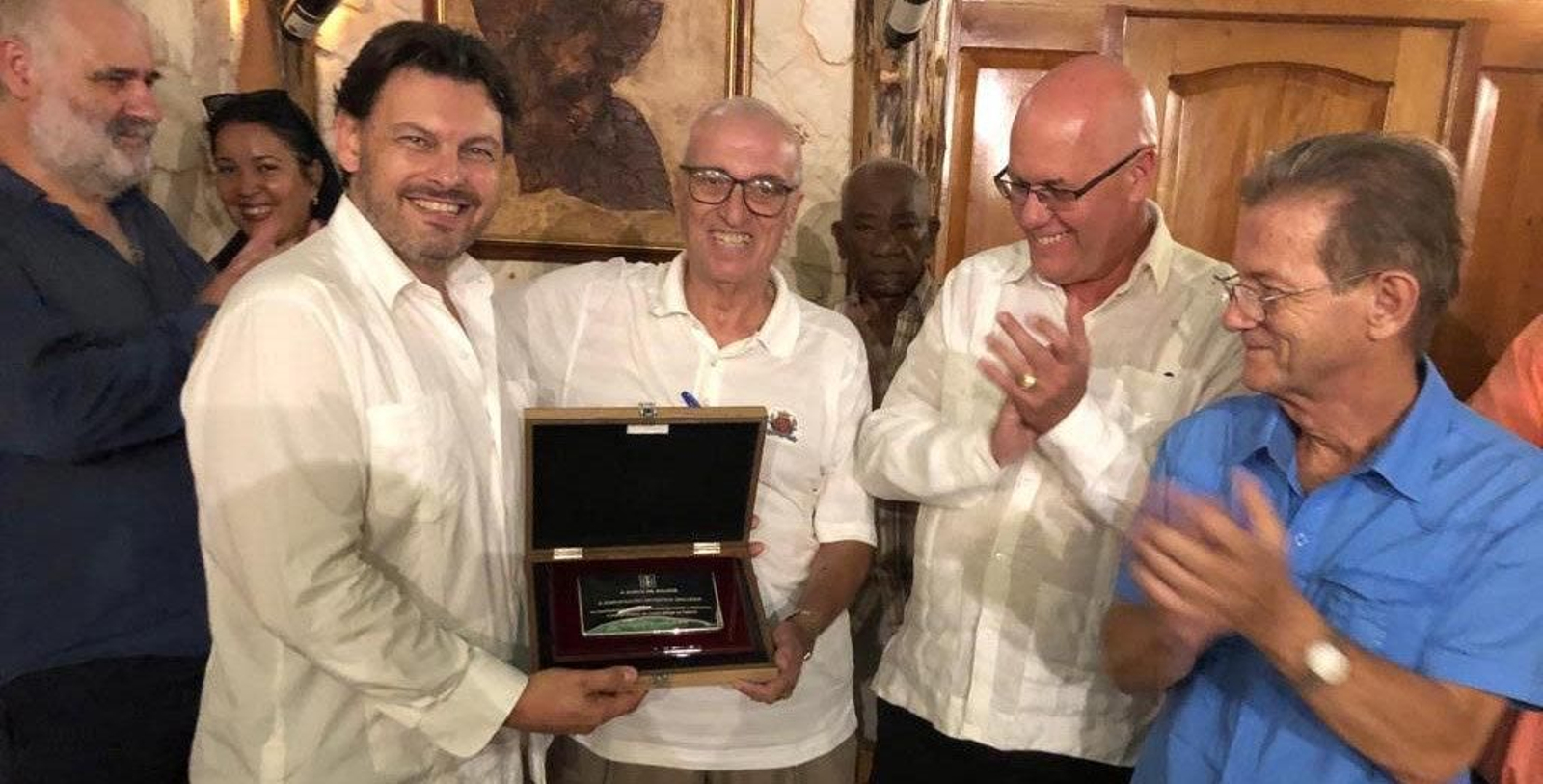El secretario xeral da Emigración, con la Agrupación Artística Gallega, que en este 2019 celebra su centenario