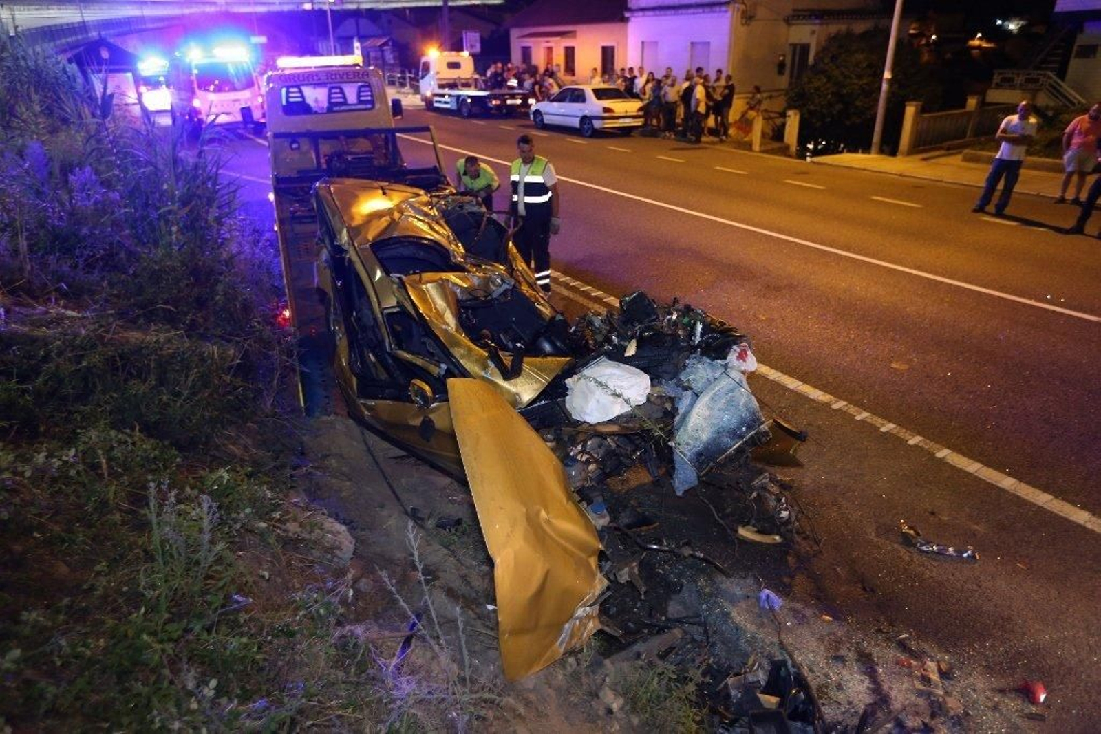 Muere un conductor tras chocar su coche contra un camión aparcado en Chapela // Alberte