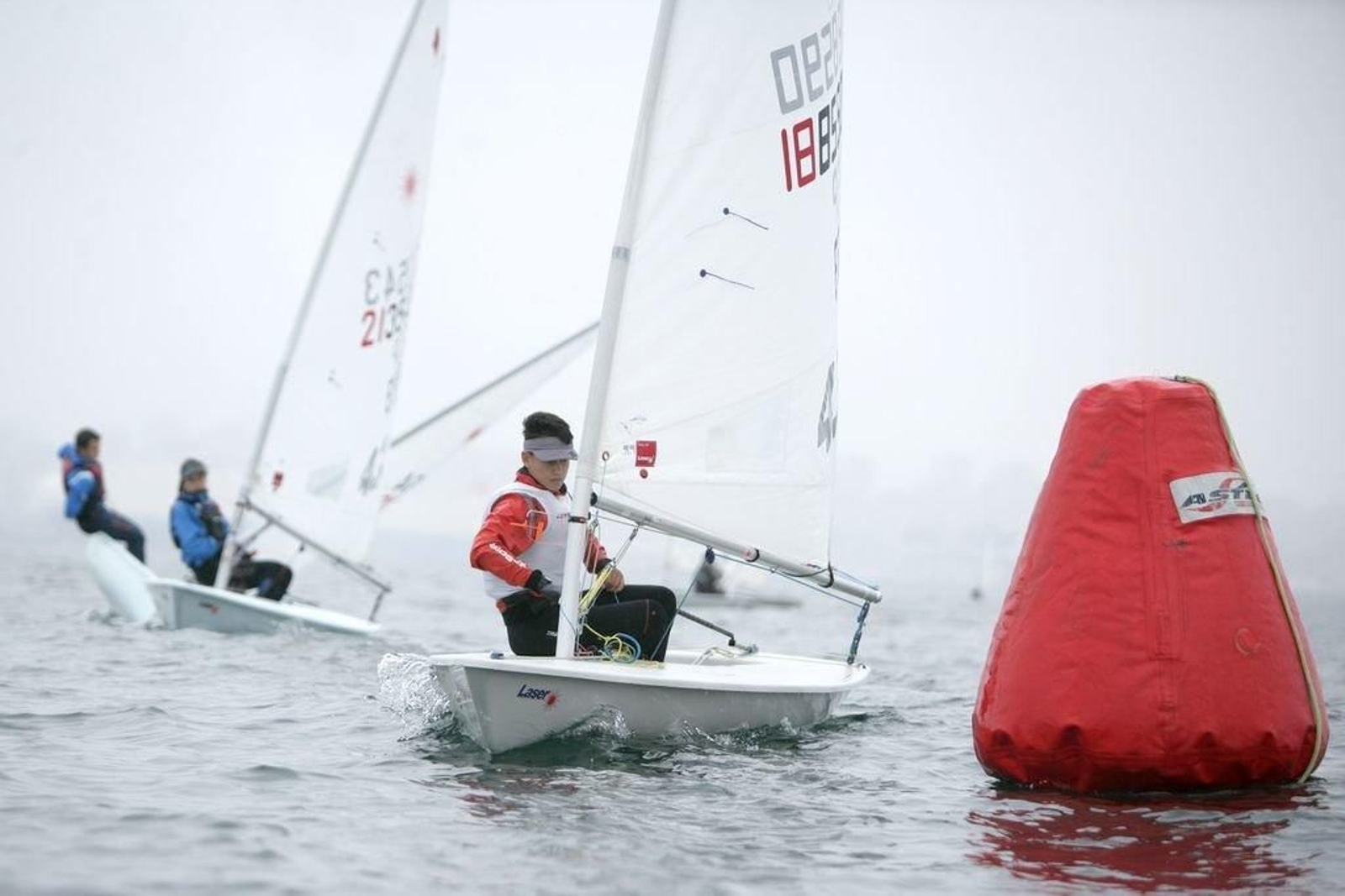 Los regatistas afrontan el paso por una baliza en el Trofeo Jesús Betanzos.