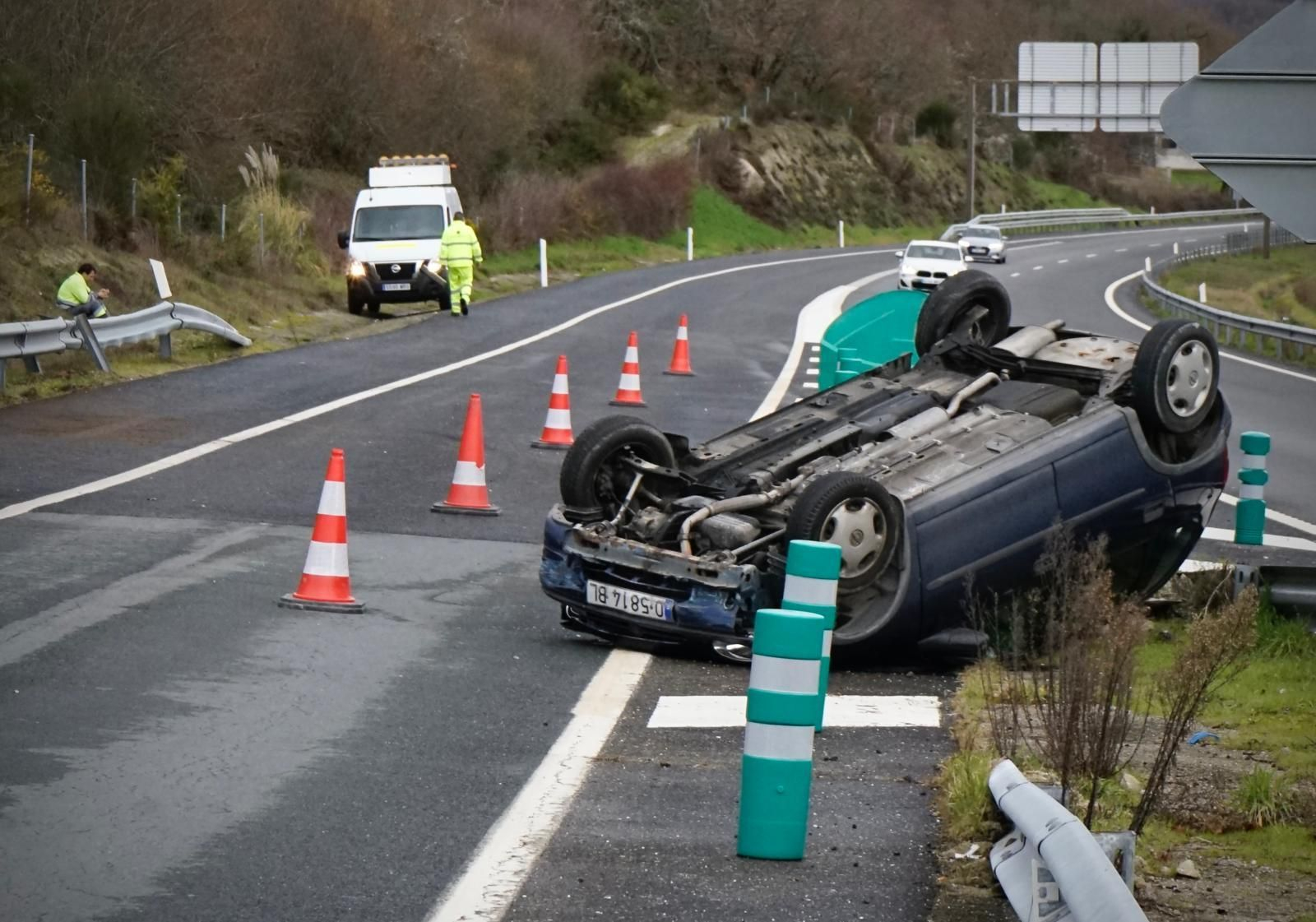 El vehículo volcado en la A-52 a la altura de Allariz, dirección Vigo, tras el accidente de este lunes.