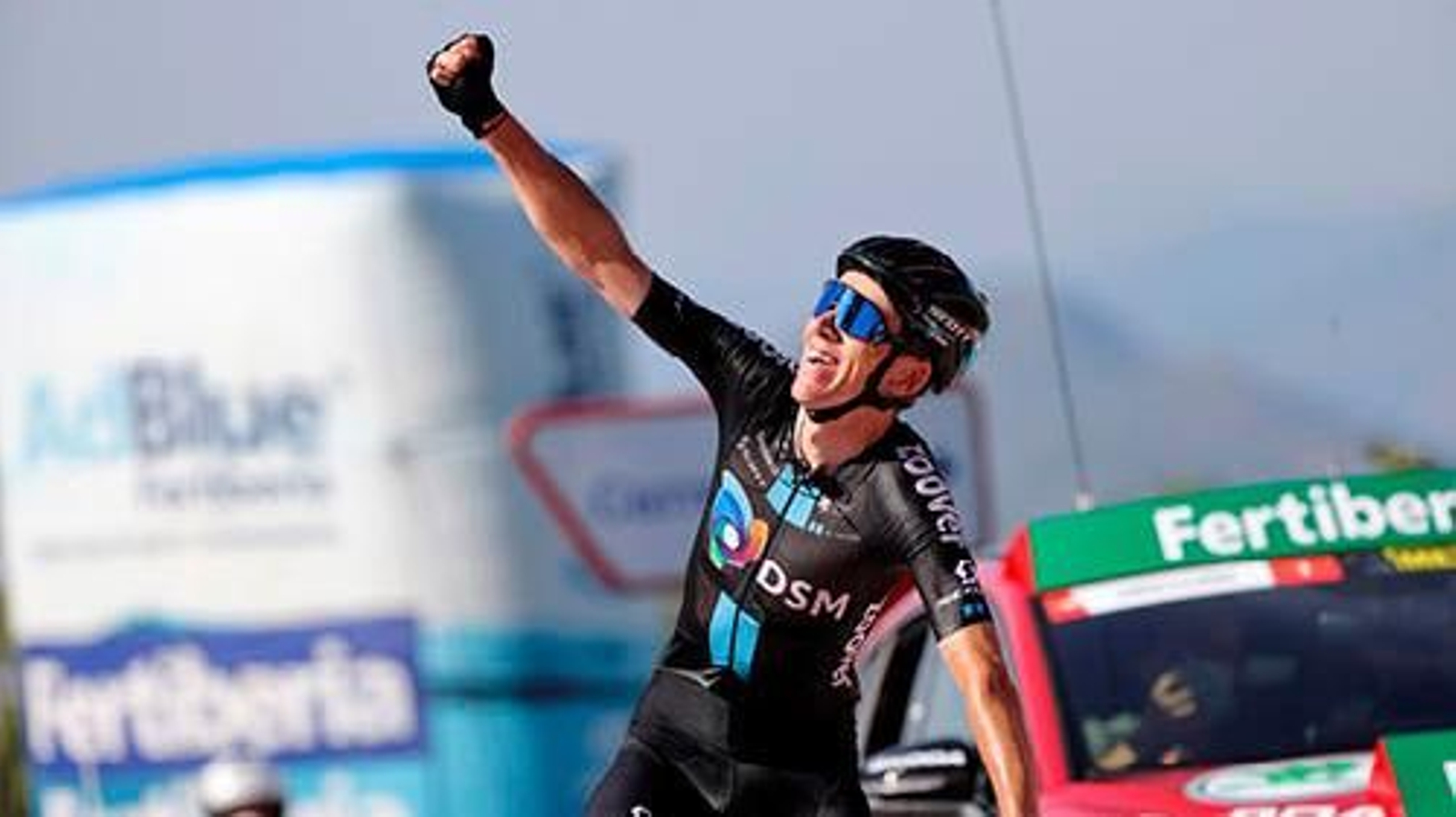 El francés Romain Bardet celebra su victoria en la etapa de ayer.

EFE