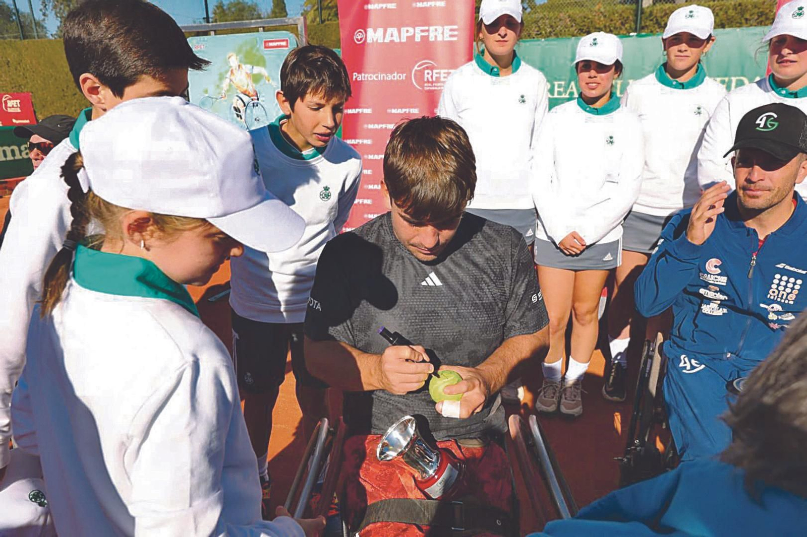 Martín firma autógrafos.