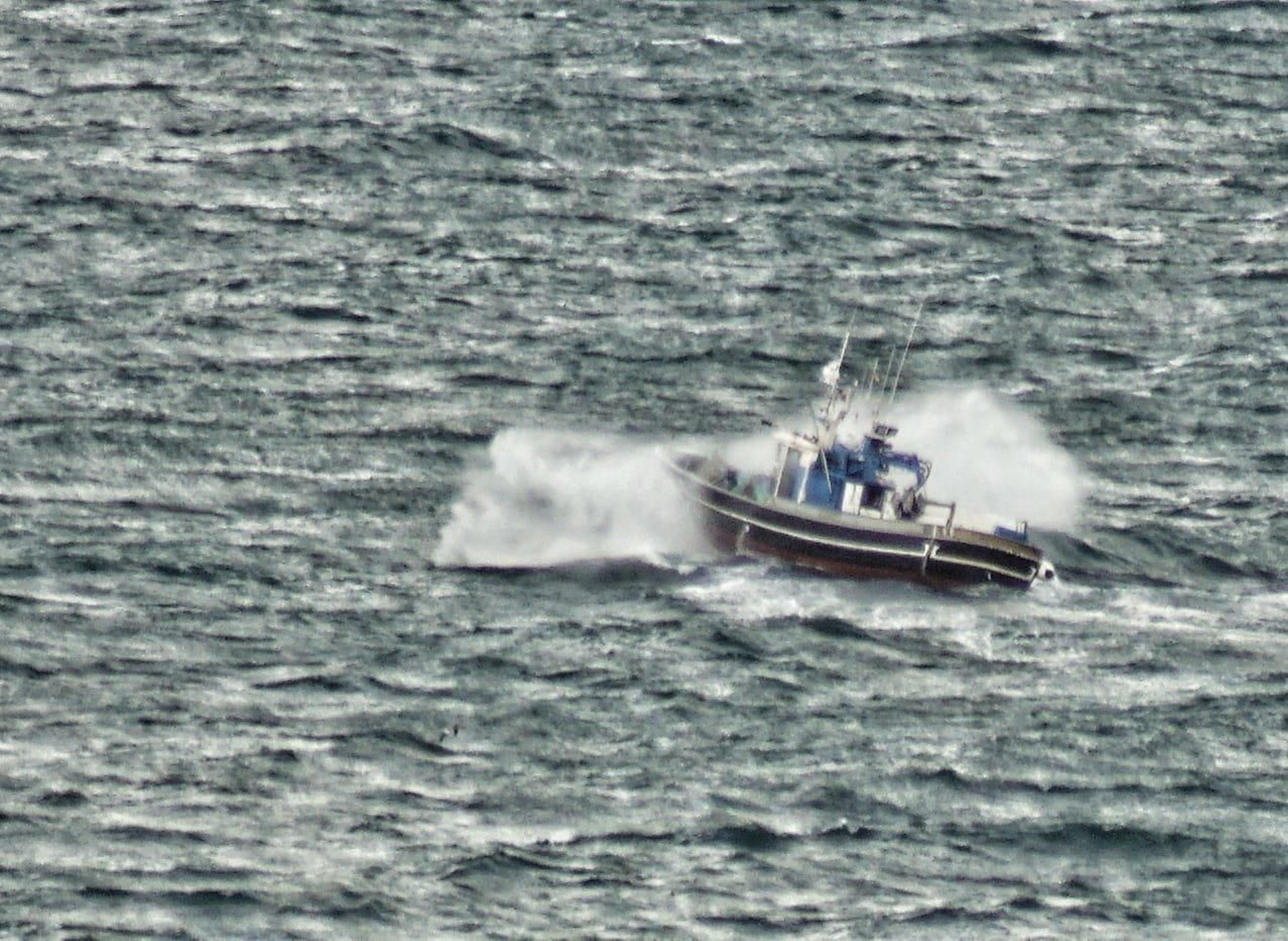 Un barco en la Ría de Vigo esta mañana // Vicente
